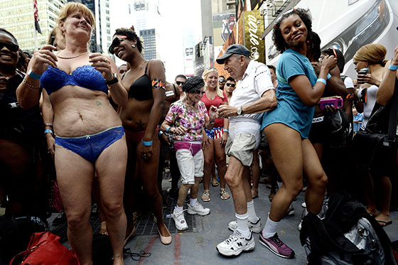 JLX07. NUEVA YORK (EE. UU. ), 05/08/2013.- Un grupo de personas bailan hoy, lunes 5 de agosto de 2013, durante un evento llamado el Día Nacional de la Ropa Interior en Time Square, Nueva York (EE. UU. ). El evento esperaba reunir un número récord de personas en ropa interior. EFE/JUSTIN LANE