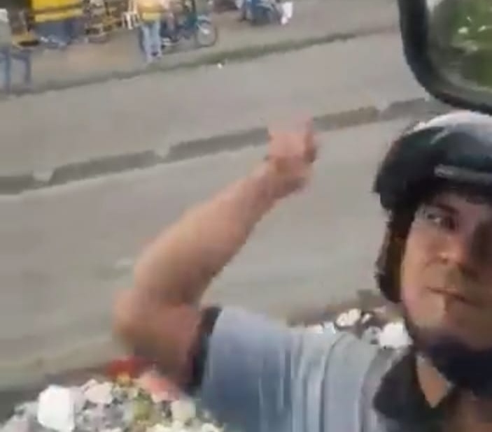 Video: Motociclista invade carril y rompe ventana de un MIO con un puño (Cali)