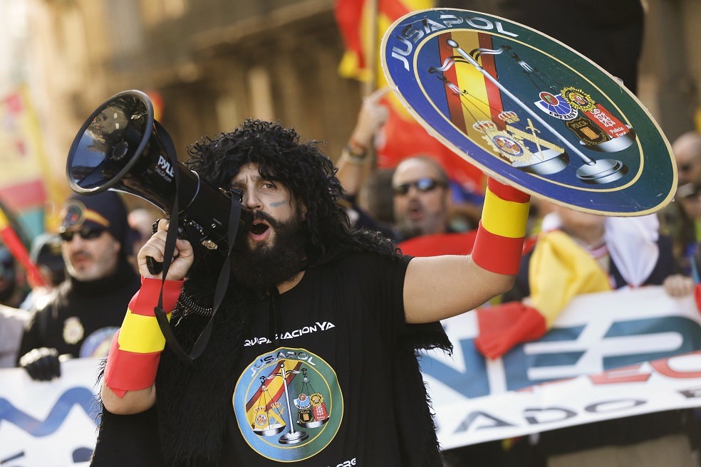 Ataque en Barcelona contra un hombre que llevaba la bandera de España
