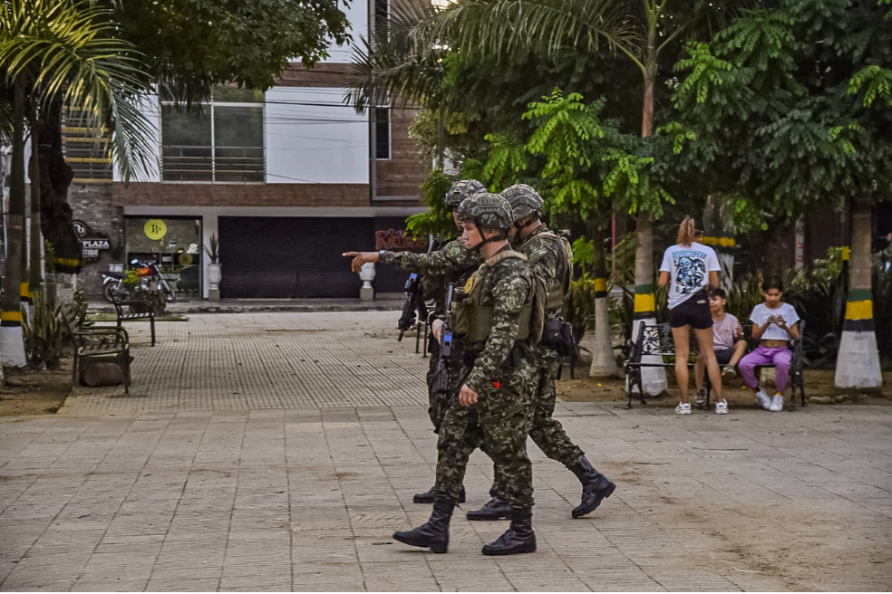 Catatumbo: sigue el desplazamiento por los enfrentamientos y atacan con drones a un hospital