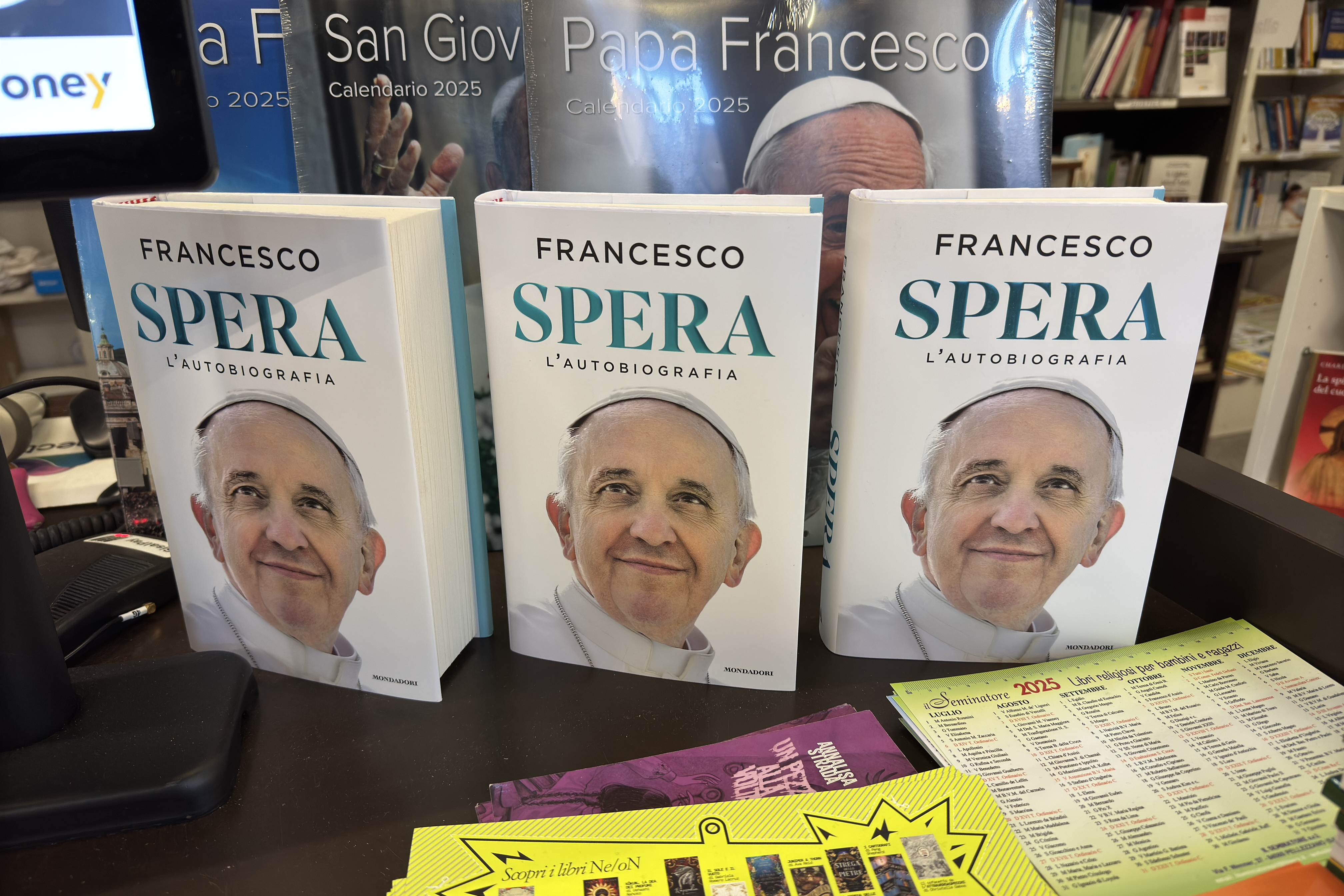 ROMA, 14/01/2025.-Vista del libro autobiográfico del papa Francisco que se publica este martes en Italia, en el que asegura que matar a civiles indefensos como ha hecho Israel en Gaza "también es terrorismo" y que reducir "al hambre a la población produce el mismo terror insensato". "Esperanza" (Plaza & Janés), escrita durante más de 6 años con el periodista italiano Carlo Musso y que se lanzará posteriormente en más de 80 países, estaba destinada a publicarse después de la muerte del pontífice, pero finalmente se decidió hacerlo con ocasión del Jubileo que se celebra este año.- EFE/Daniel Cáceres