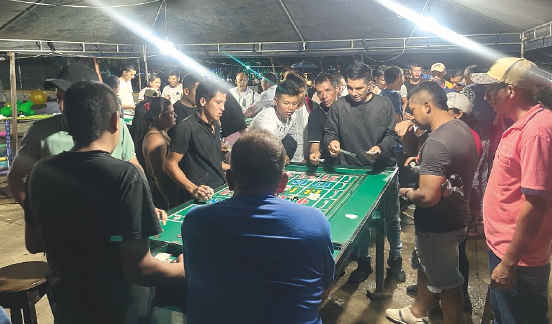 Hombres jugando cacho, el popular juego de dados. Esa es una de las actividades recreativas en la región.