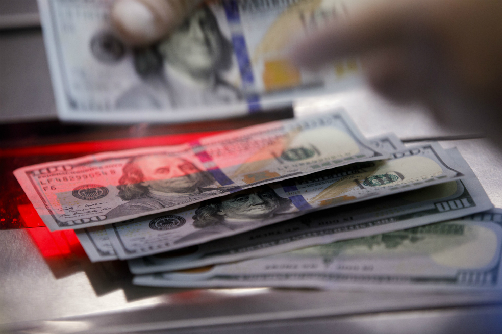 Por qué está bajando el dólar en Colombia