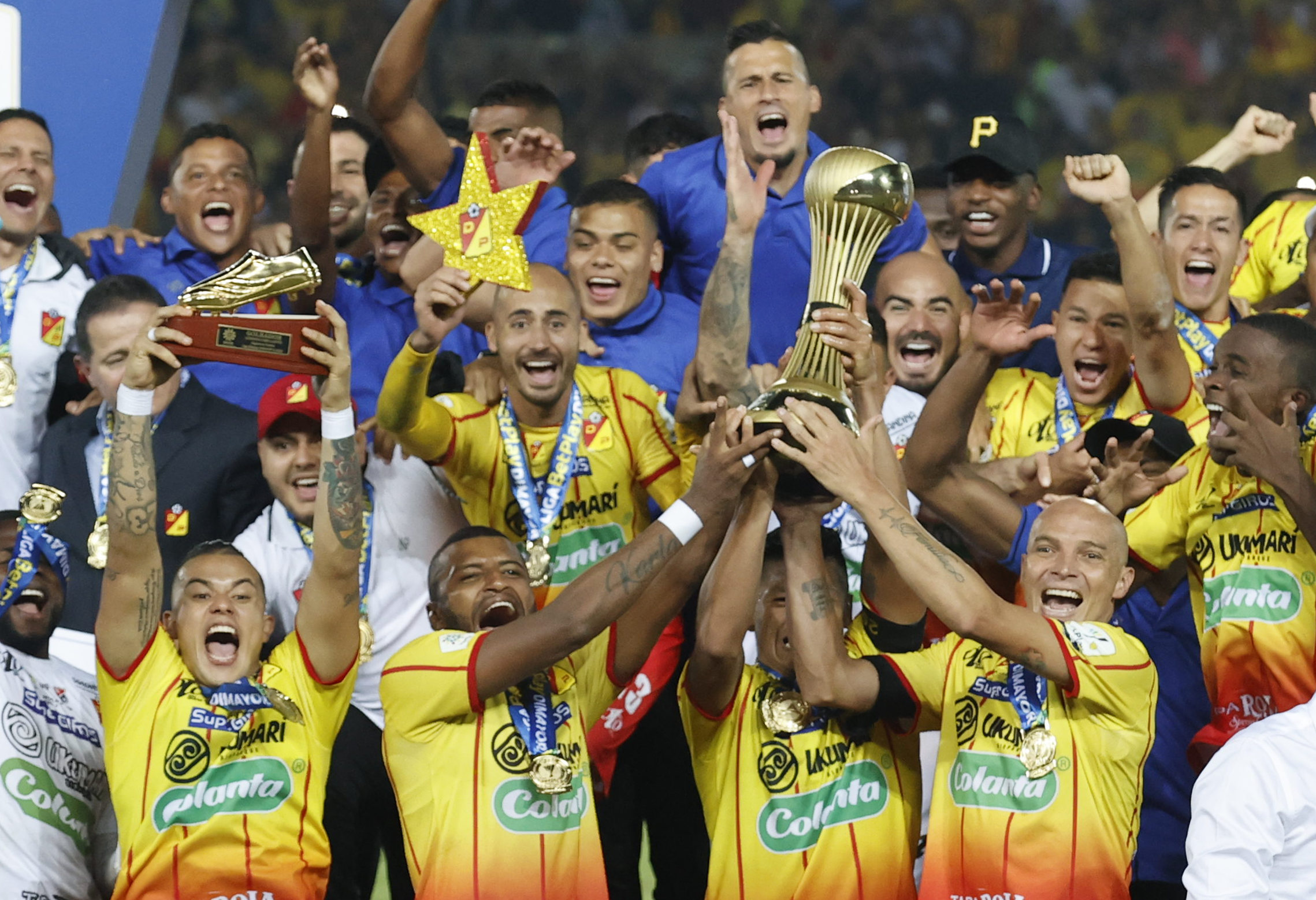 AME8737. PEREIRA (COLOMBIA), 07/12/2022.- Jugadores del Pereira celebran la victoria ante el Medellín durante el partido por la final del fútbol colombiano (Liga BetPlay) entre el Independiente Medellín y el Deportivo Pereira, hoy, en el estadio Hernán Ramírez Villegas de la ciudad de Pereira (Colombia). EFE/ Mauricio Dueñas Castañeda