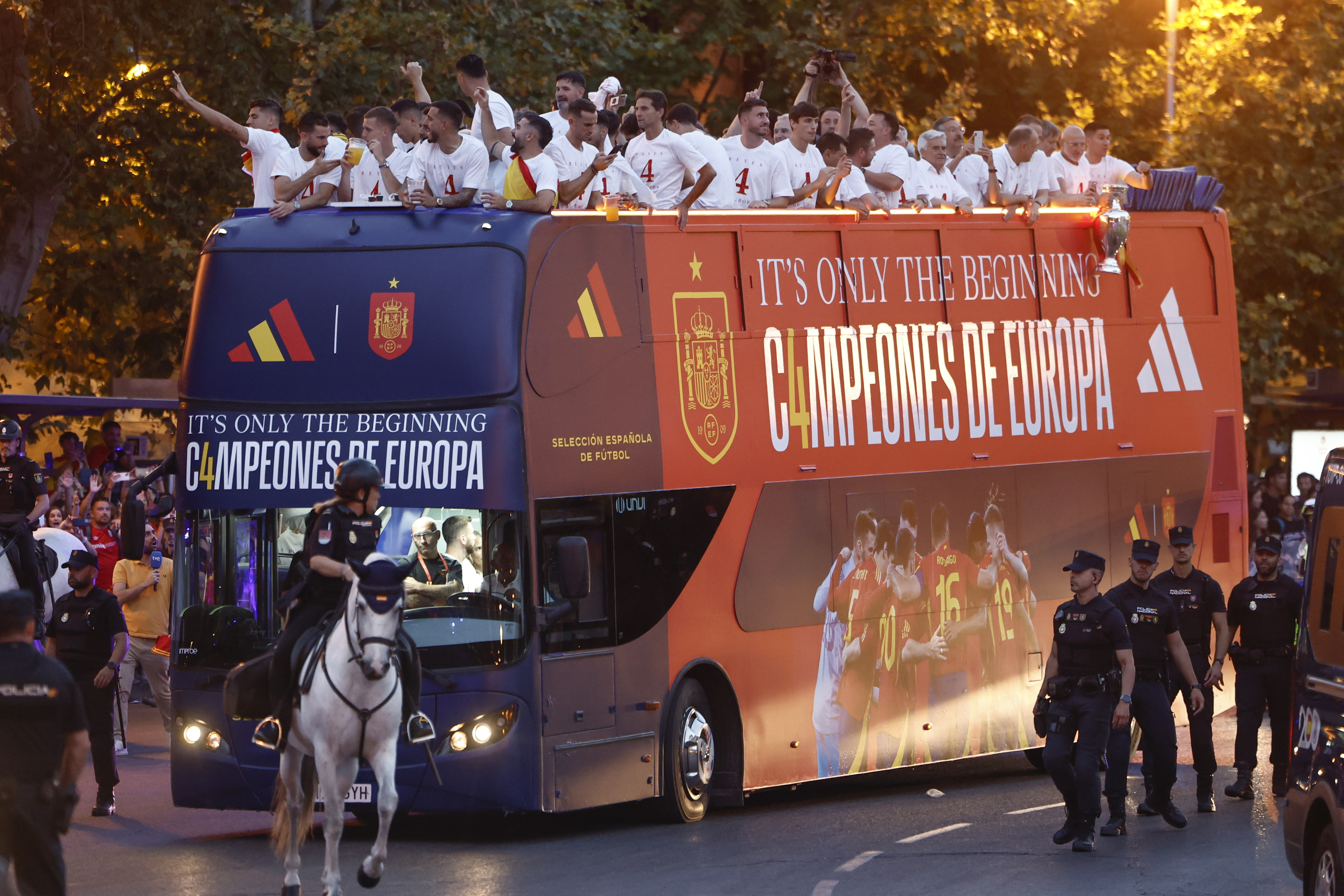 MADRID, 15/07/2024.- Los jugadores de la selección española celebran junto a miles de aficionados este lunes en Madrid, tras conseguir el título de campeones de la Eurocopa al vencer ayer en la final a Inglaterra. EFE/Sergio Pérez