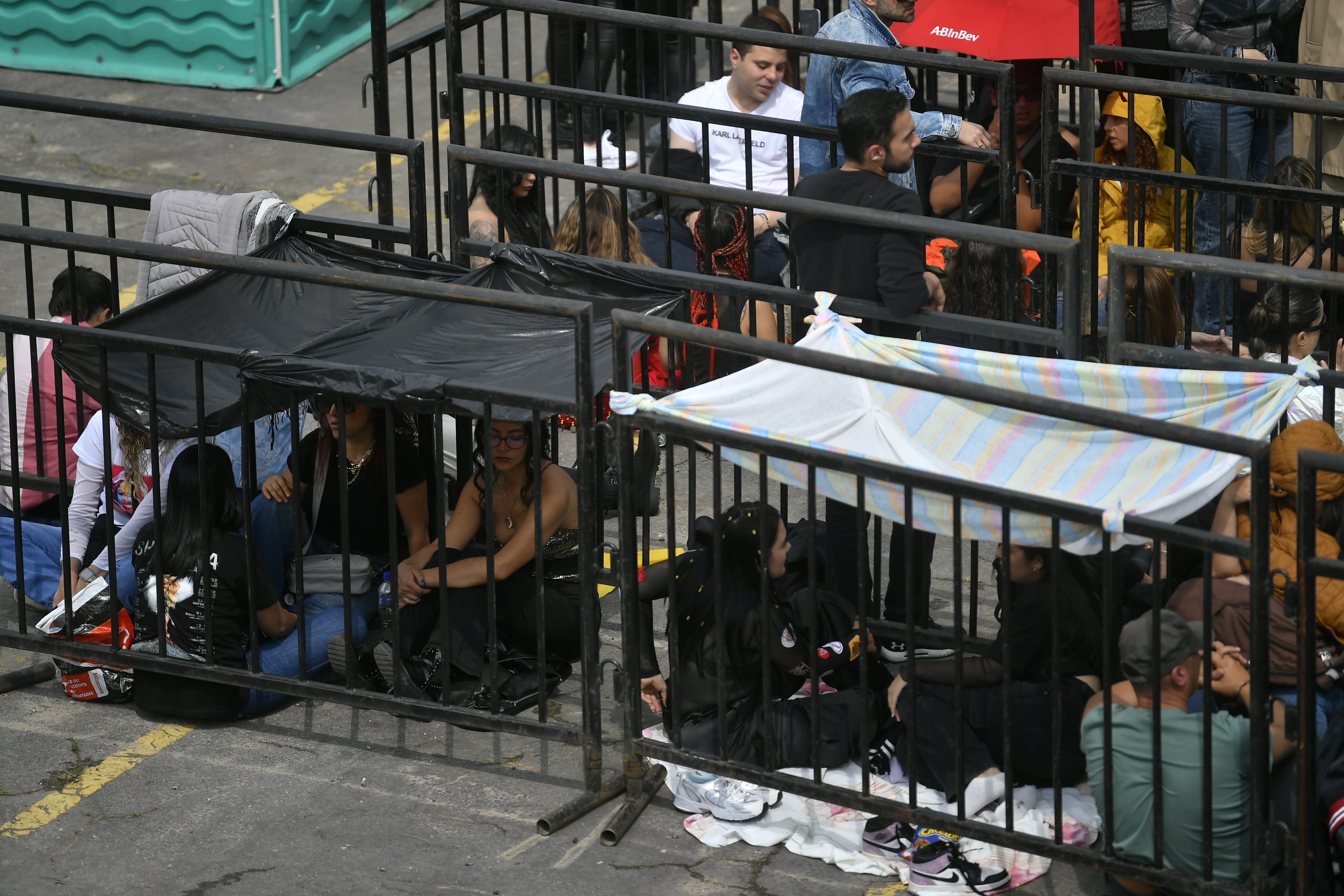 Centenares de personas madrugaron este miércoles a hacer fila para el primero de los dos conciertos de Shakira en el estadio El Campín de Bogotá.