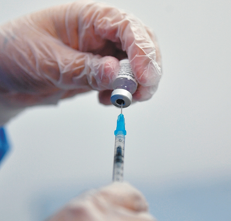Tercera dosis de la vacuna de Pfizer, una propuesta muy polémica y apresurada