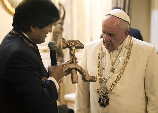 Significado del polémico crucifijo de Evo Morales