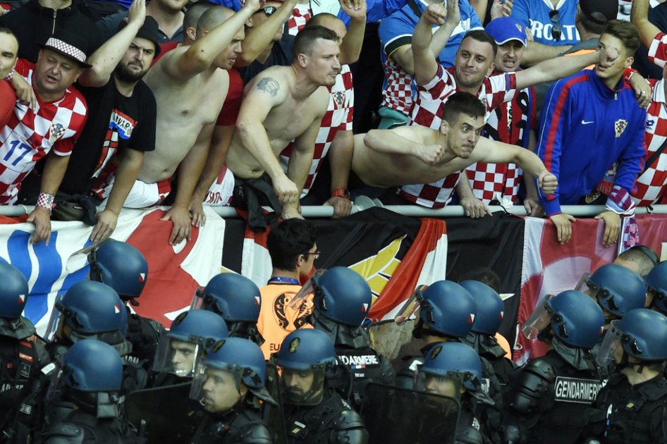 Un gran remontada de República Checa estuvo manchada por incidentes de hinchas violentos