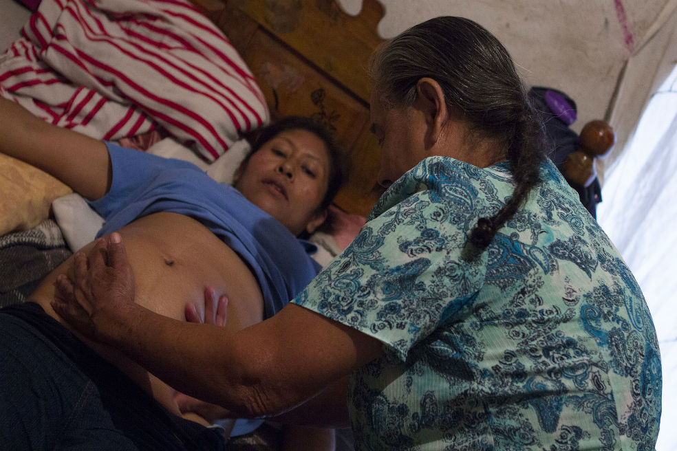 Juez ordena reconocer a una partera como profesional en salud