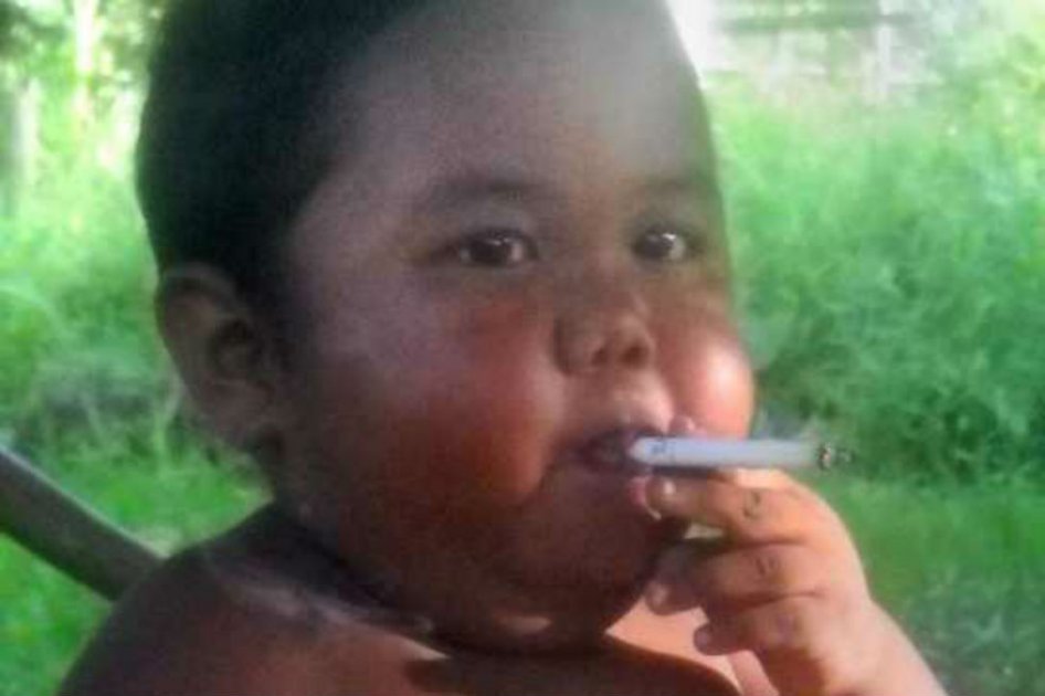 El «bebé fumador» dejó el cigarrillo por otro vicio