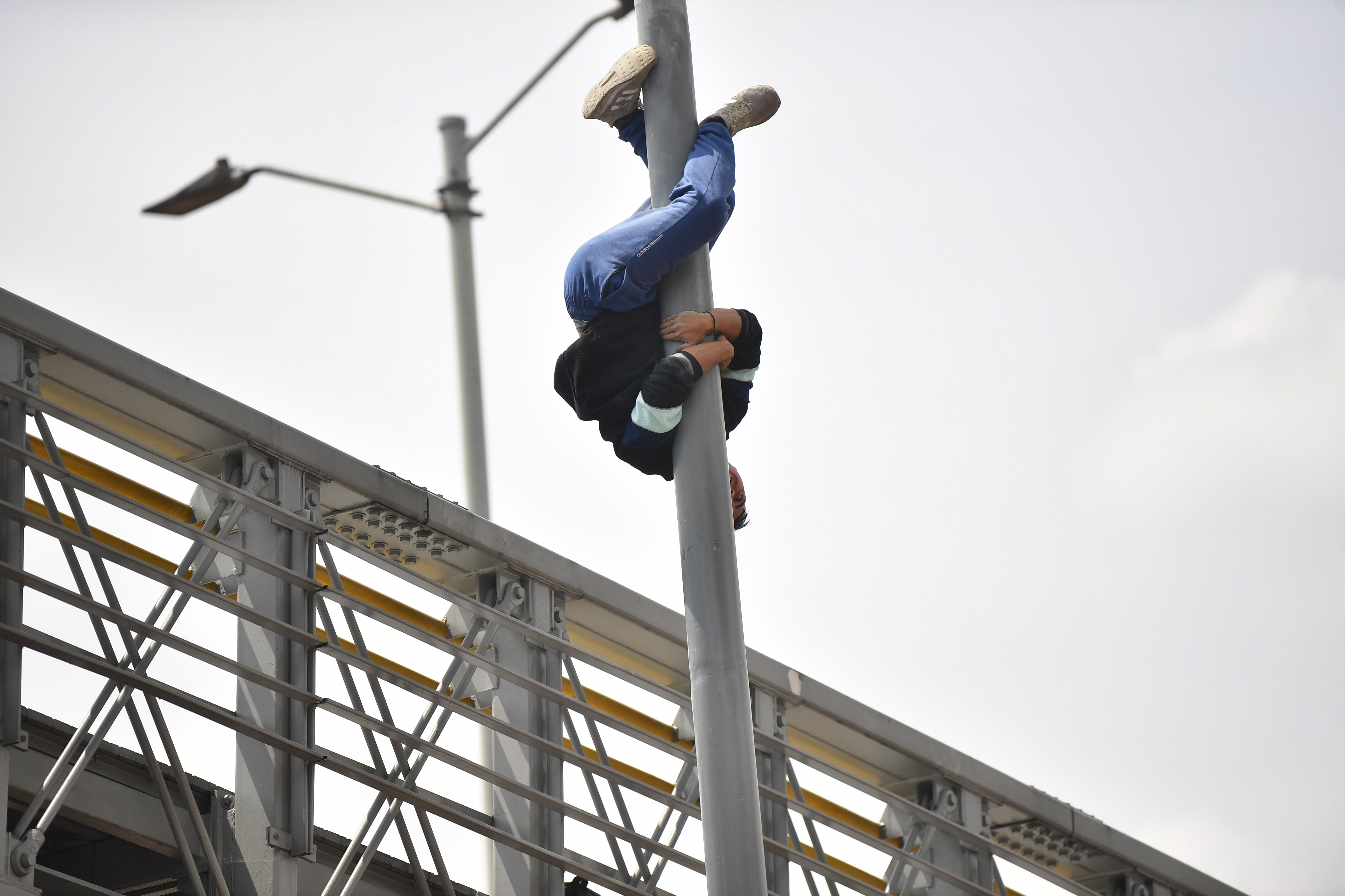 Joven que practica este deporte en las calles de Bogotá