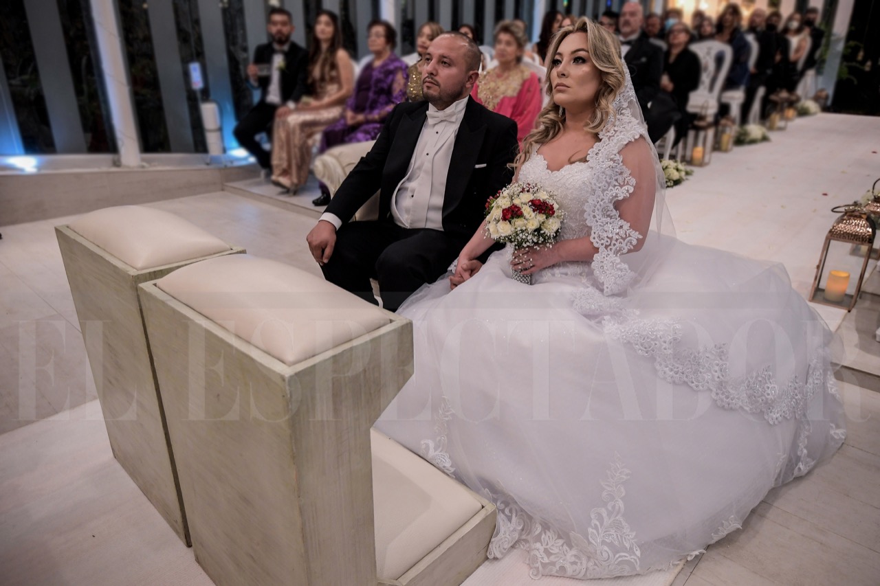 Al matrimonio asistieron un centenar de personas, entre ellas figuras reconocidas de la política nacional como el ex fiscal Mario Iguarán o el concejal de Bogotá Diego Cancino, pero también excombatientes como Isabela Sanroque.