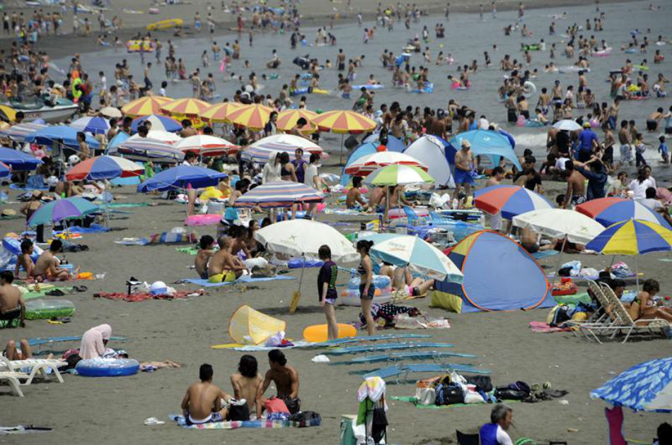 Vista general de una playa en Fujiwasa (Japón) mientras la ola de calor sigue afectando al país