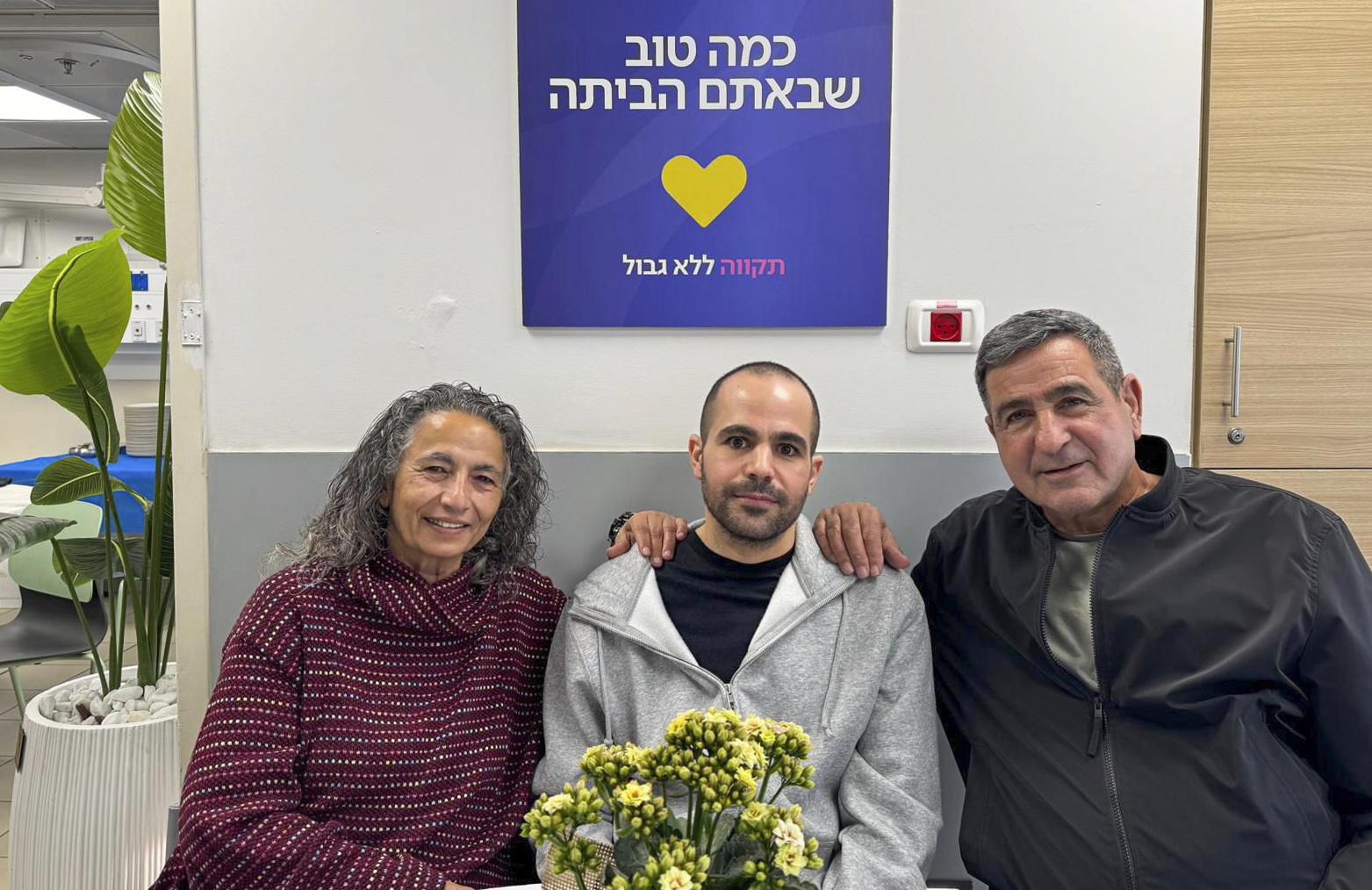 Jerusalén, 07/02/2025.- El exrehén israelo-argentino Yarden Bibas (c), liberado por el grupo islamista palestino Hamás el pasado 1 de febrero tras haber permanecido secuestrado en Gaza desde el 7 de octubre de 2023, urgió este viernes al primer ministro de Israel, Benjamín Nentanyahu, a que haga todo lo posible para traer de vuelta a su mujer y dos hijos -los cuales se teme que están muertos- y a las 76 personas restantes que siguen cautivas. EFE/Foro de Familiares de Rehenes y Desparecidos -SOLO USO EDITORIAL/SOLO DISPONIBLE PARA ILUSTRAR LA NOTICIA QUE ACOMPAÑA (CRÉDITO OBLIGATORIO)-
