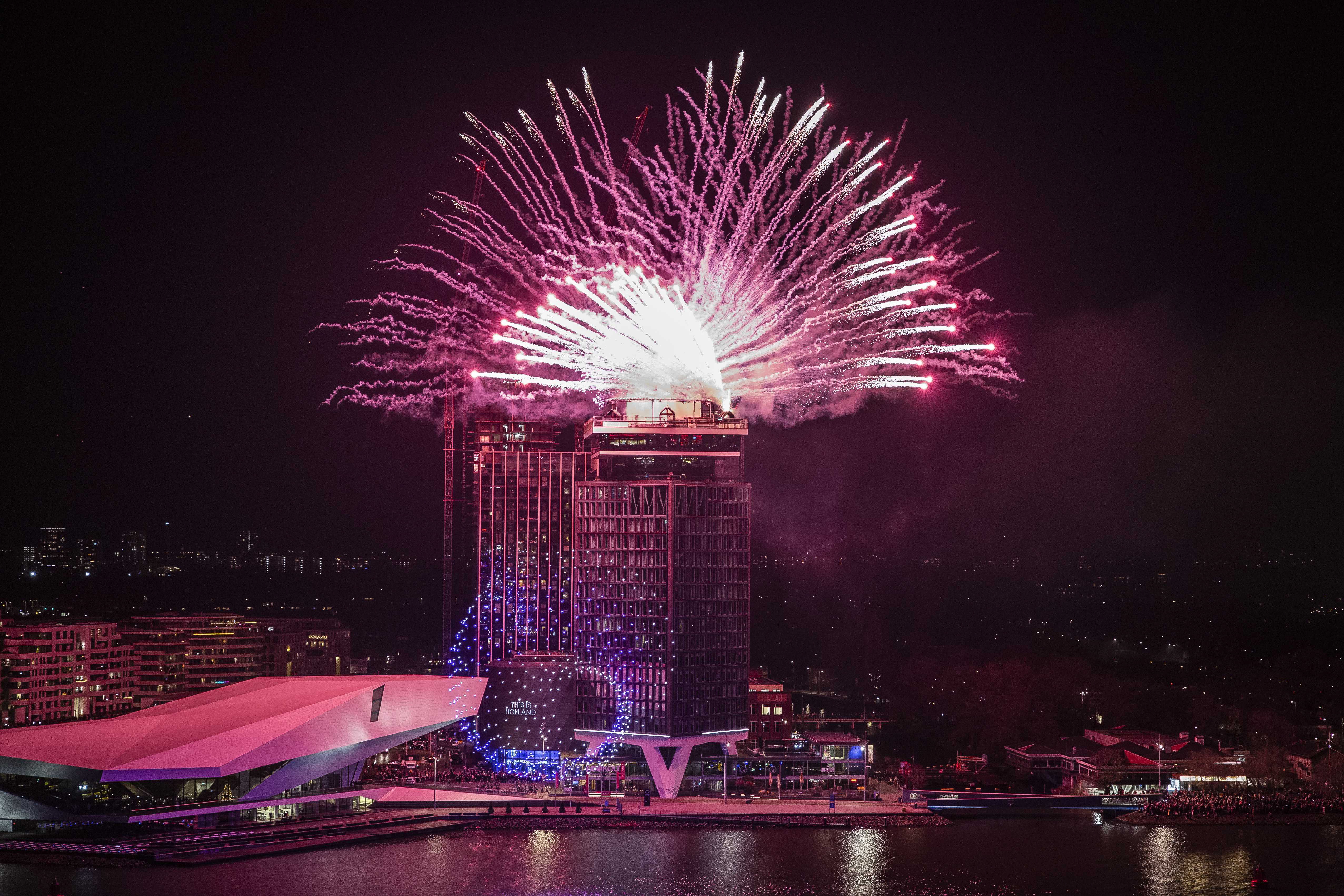 Amsterdam (Netherlands), 02/01/2023.- 2023-01-02 20:26:52 Drones and fireworks during a show around the A'DAM Tower, two days after New Year's Eve in Amsterdam, the Netherlands, 02 January 2023.The show with six hundred drones was supposed to be held in Amsterdam North on New Years evening, but was canceled due to bad weather. The municipality of Amsterdam wants to start a new tradition with professional shows for the turn of the year, with less damage, violence and nuisance. (Incendio, Países Bajos; Holanda) EFE/EPA/