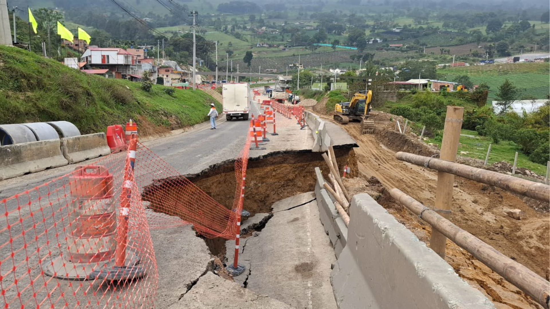 Plan de contingencia en la vía Girardot-Bogotá por aparición de enorme hueco