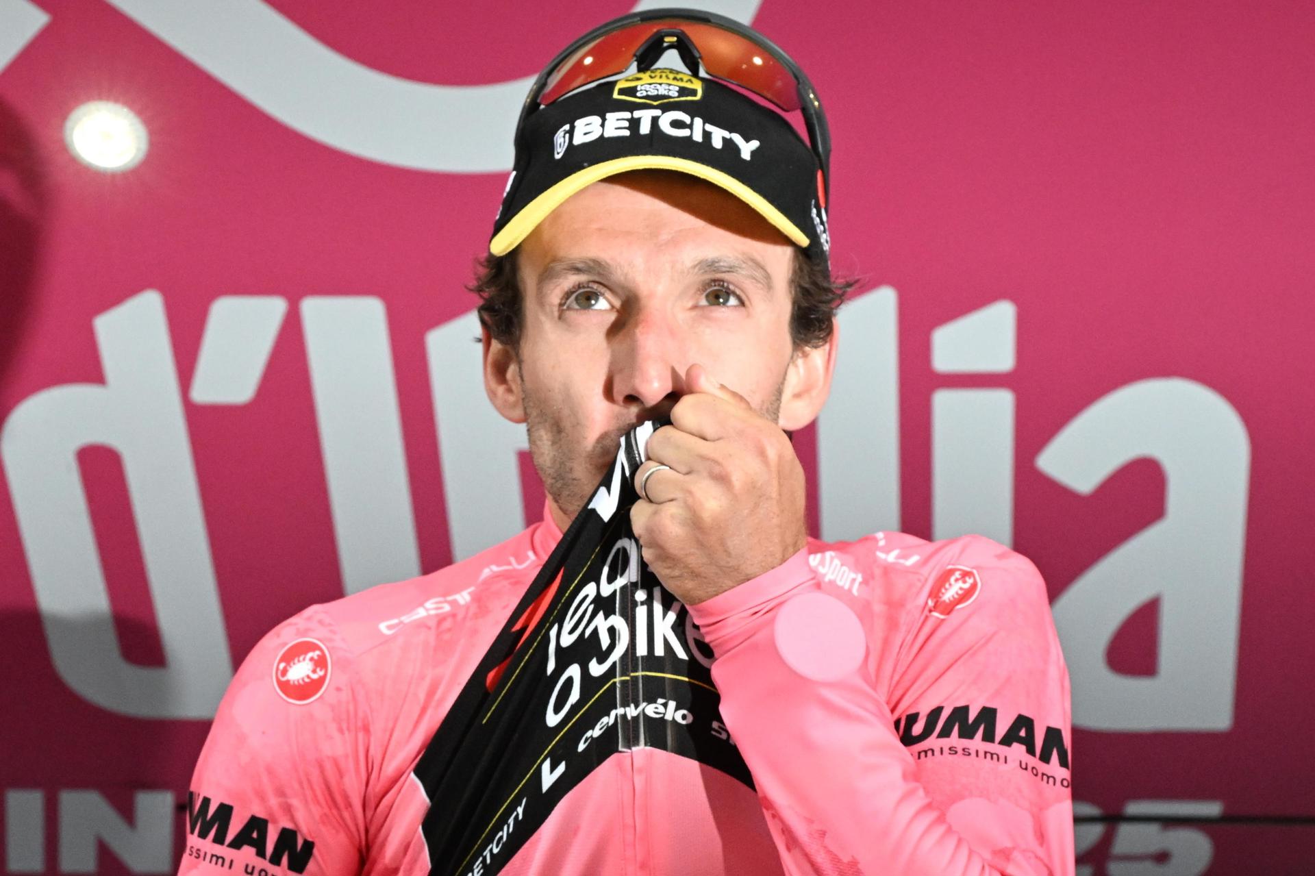 Sestriere (Italy), 31/05/2025.- Britain rider Simon Philip Yates of Team Visma | Lease a Bike celebrates on the podium wearing the overall leader's pink jersey after the 20th stage of the Giro d'Italia cycling race over 205 km from Verres to Sestriere, 31 May 2025. (Ciclismo, Italia, Reino Unido) EFE/EPA/LUCA ZENNARO