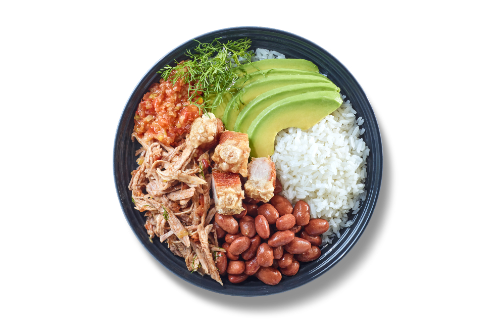 Así puede hacer un rico bowl de brazo de cerdo desmechado y chicharrón