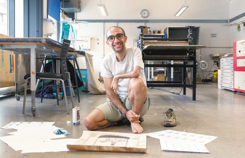 Mohamad Barrangui vive en Inglaterra. Allí se dedica al arte y al atletismo. /Julian Lister