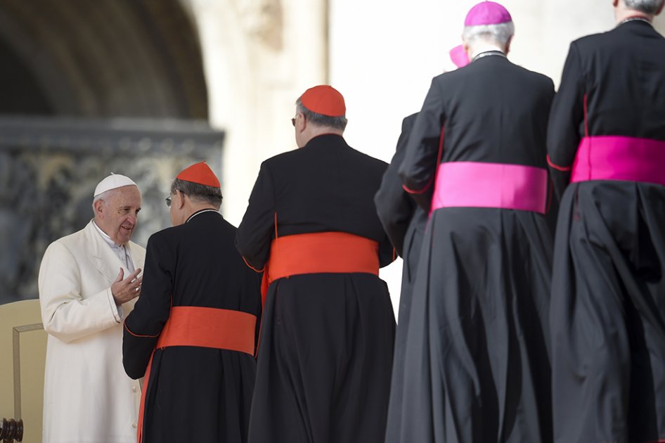 Víctimas de sacerdote pedófilo francés piden audiencia al papa