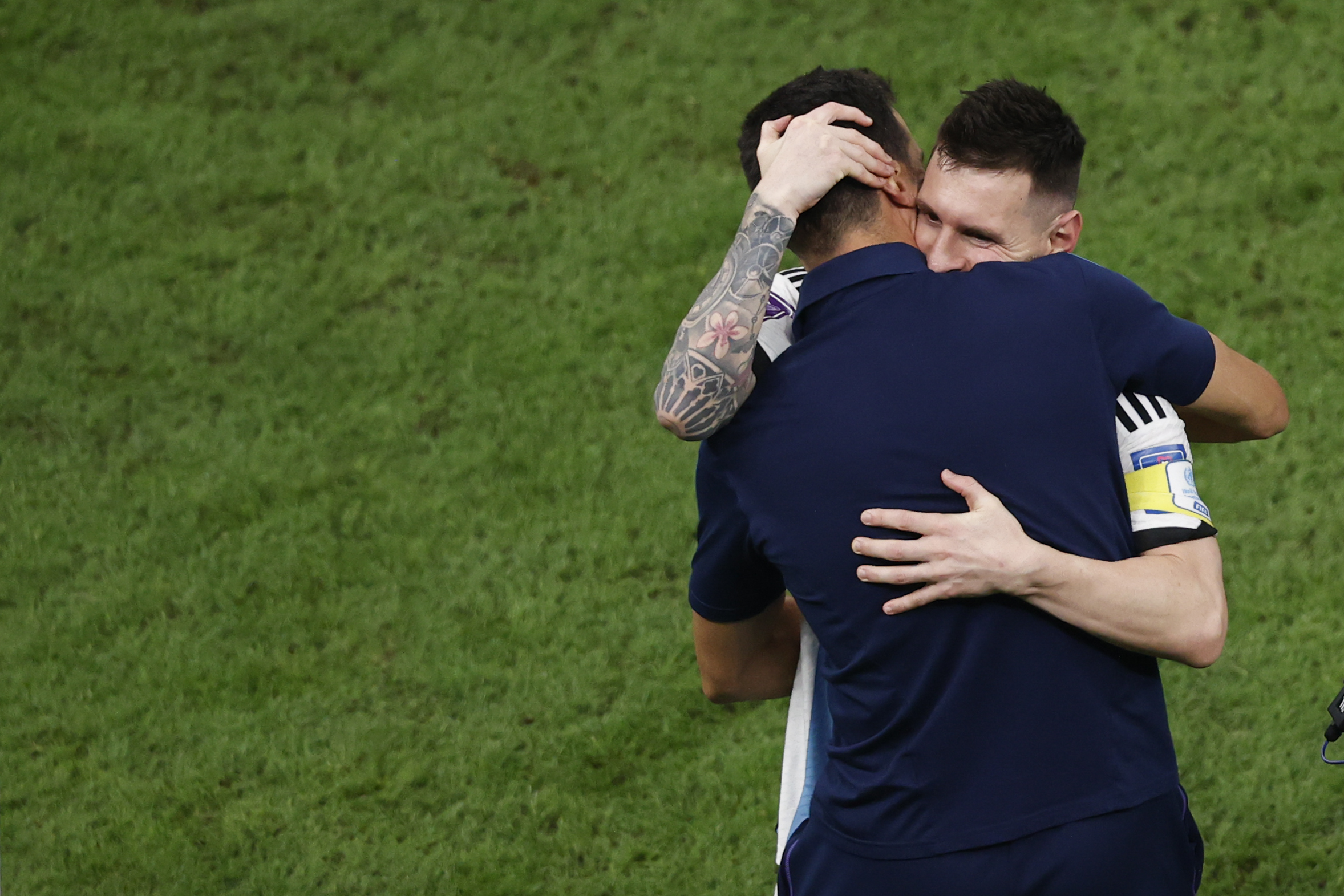 GR2019. LUSAIL (CATAR), 13/12/2022.- El seleccionador de Argentina Lionel Scaloni abraza a Lionel Messi de Argentina hoy, al final de un partido de semifinales del Mundial de Fútbol Qatar 2022 entre Argentina y Croacia en el estadio de Lusail (Catar). EFE/ Alberto Estevez