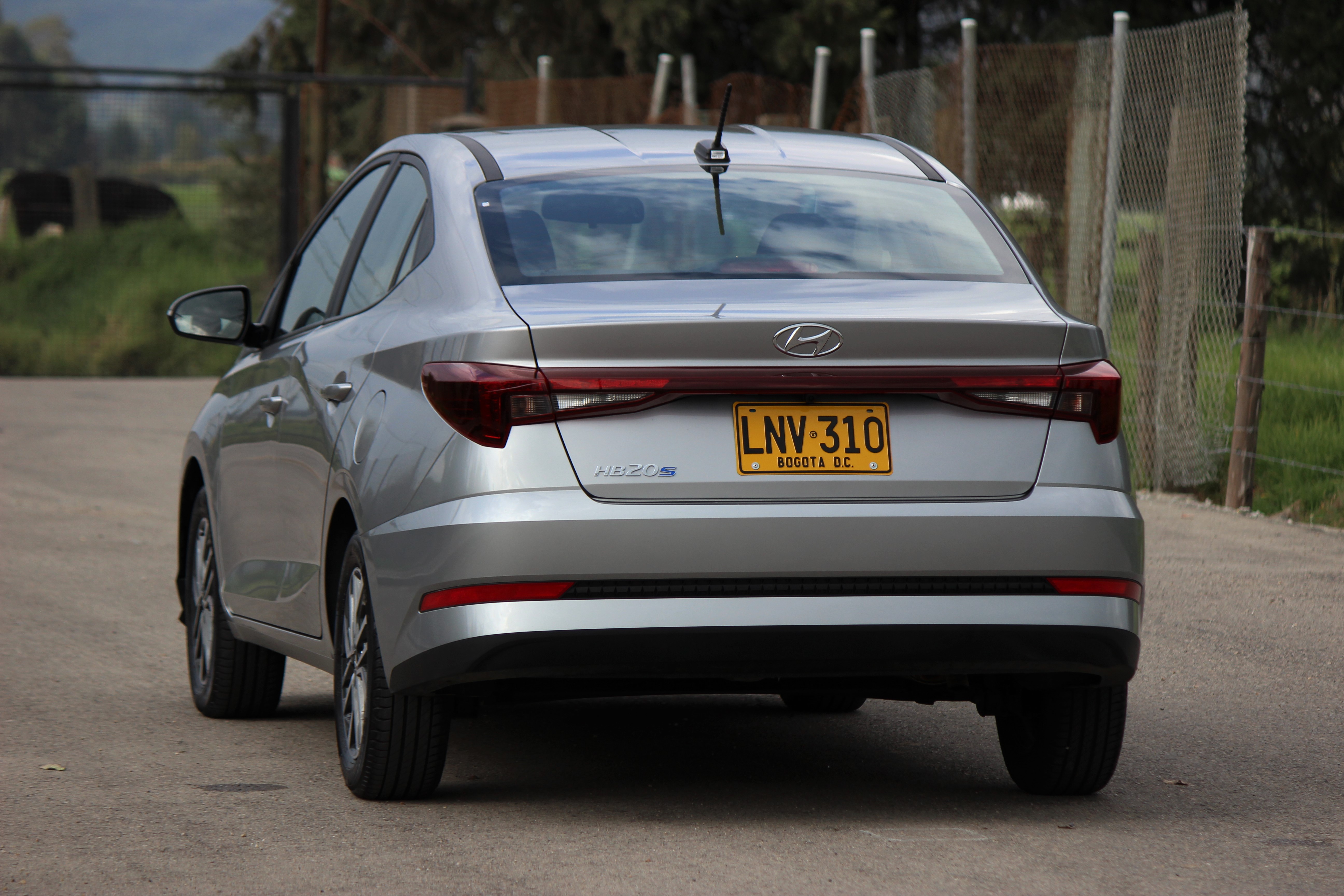 Está disponible en versiones Gentz (hatchback) o Accent (sedán), ambas comparten el mismo motor.