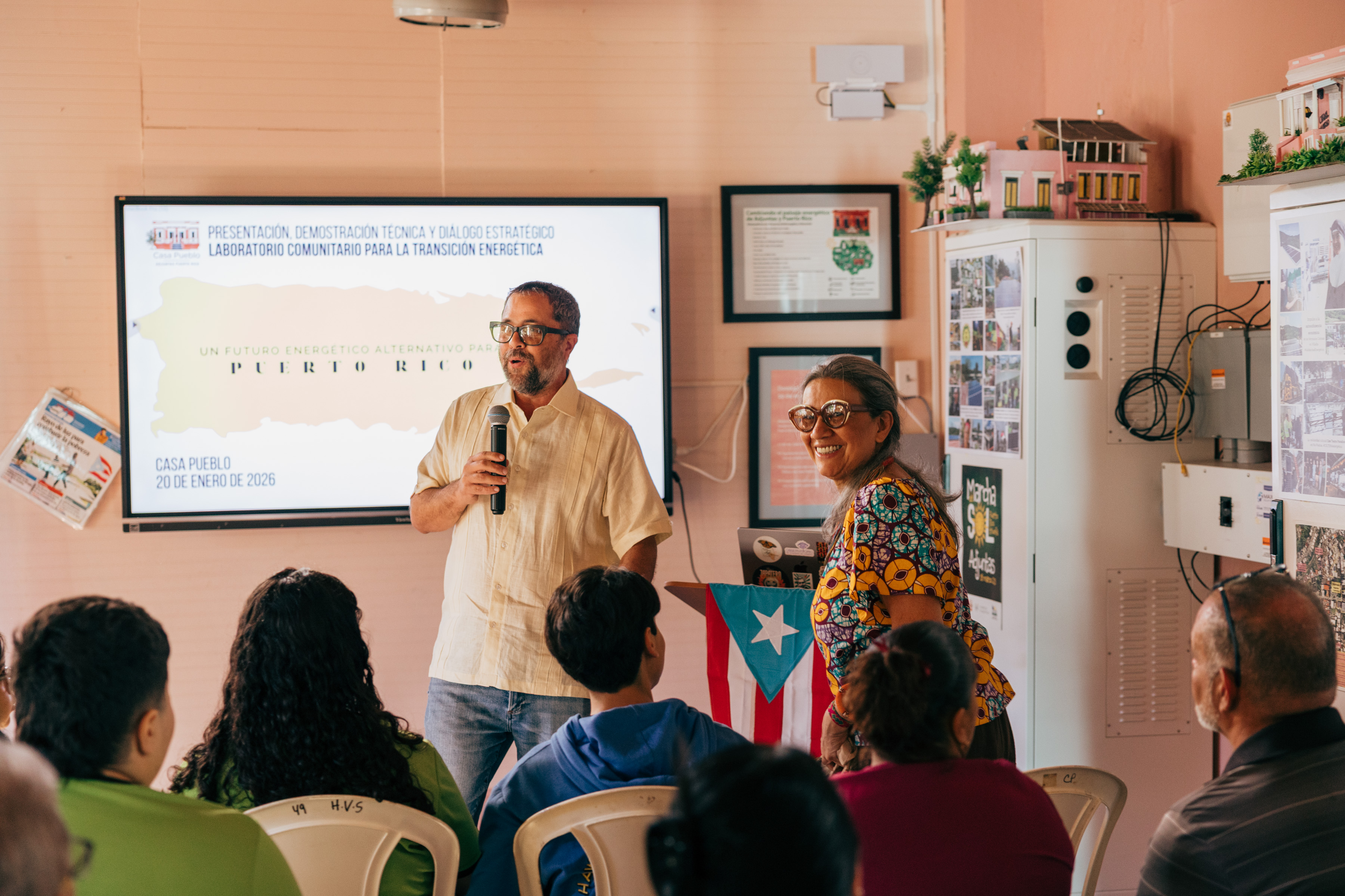 Conversatorio en Adjuntas, en el que participó Tatiana Roa.