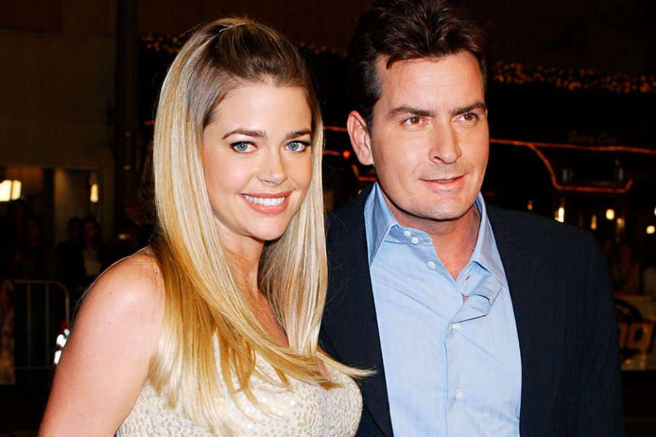 Denise Richards y Charlie Sheen en 2004.