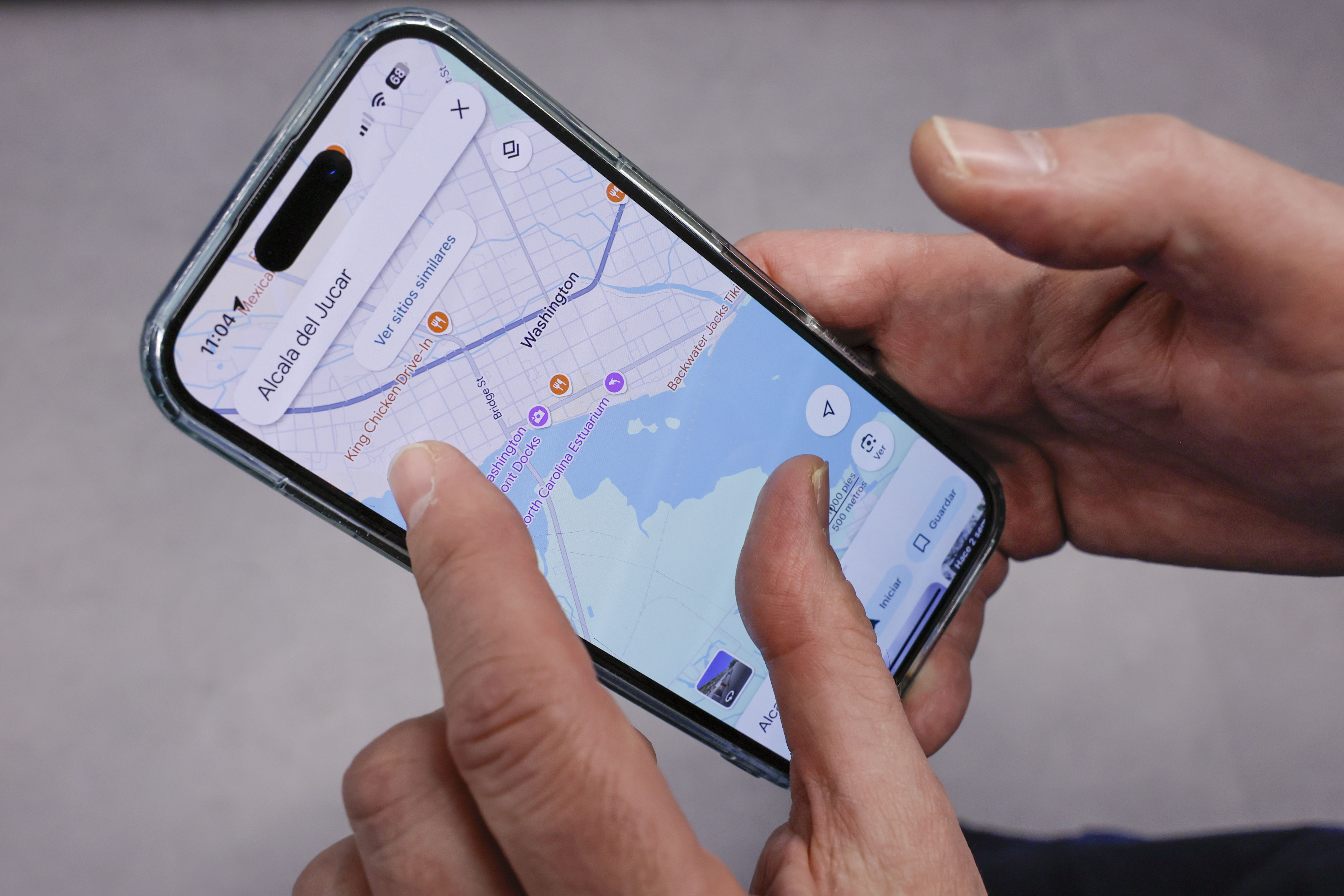 MADRID, 07/02/2025.- Google Maps cumple este sábado 20 años con el logro de haber alcanzado 2.000 millones de usuarios mensuales, haber capturado casi cada centímetro del globo y haber jubilado en sus dos décadas de vida los mapas de carreteras, los dispositivos GPS y los anuarios de páginas amarillas. El mapa digital también ha sido también el protagonista de curiosas historias, como que una imagen de Google Maps -en la que aparece un hombre metiendo en su coche lo que podrían ser los restos de un cadáver- haya terminado siendo una de las pistas que han servido a los investigadores para esclarecer la desaparición y muerte de un hombre en Soria, España. EFE/ Ballesteros