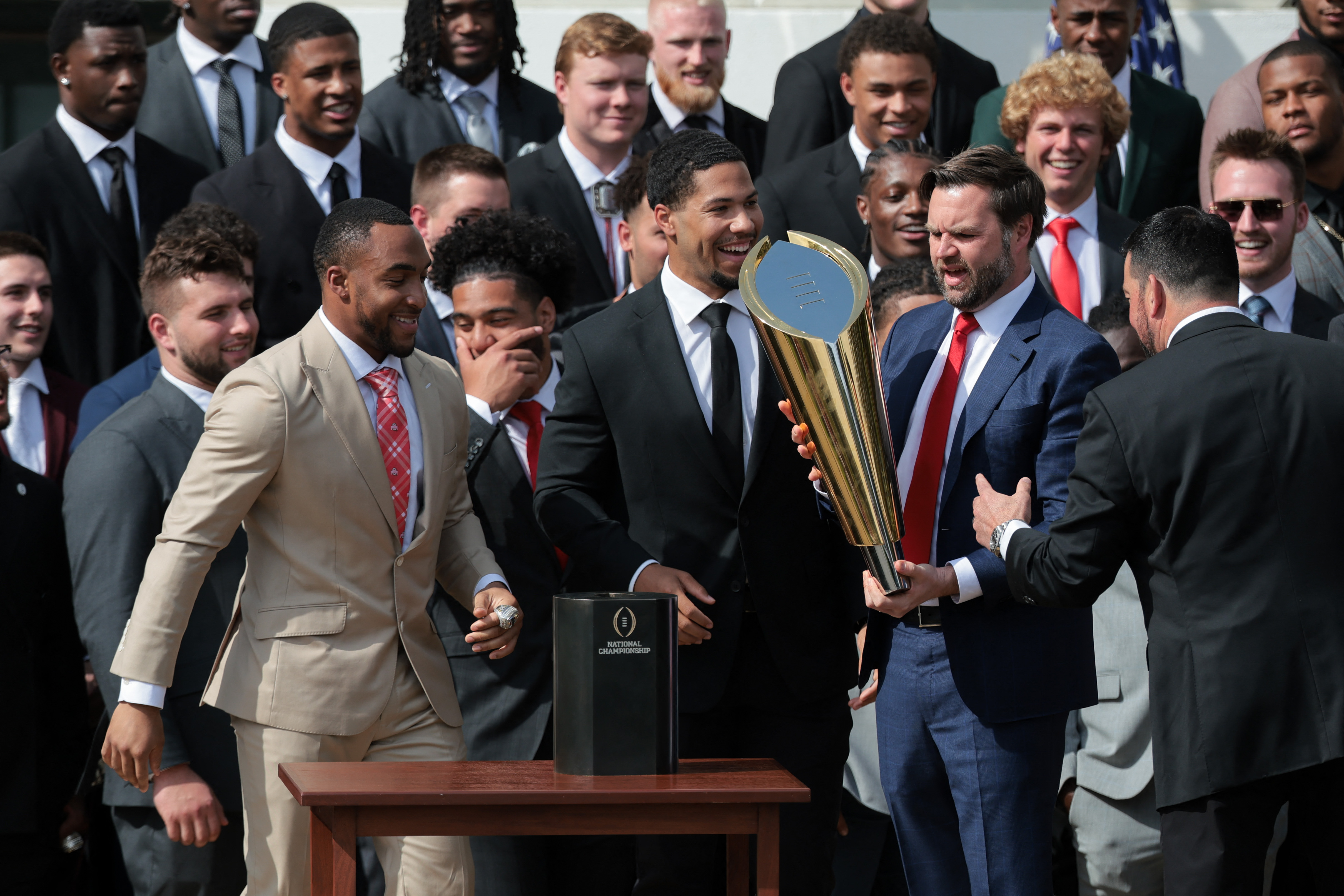 J.D. Vance rompe sin querer un trofeo en una celebración en la Casa Blanca