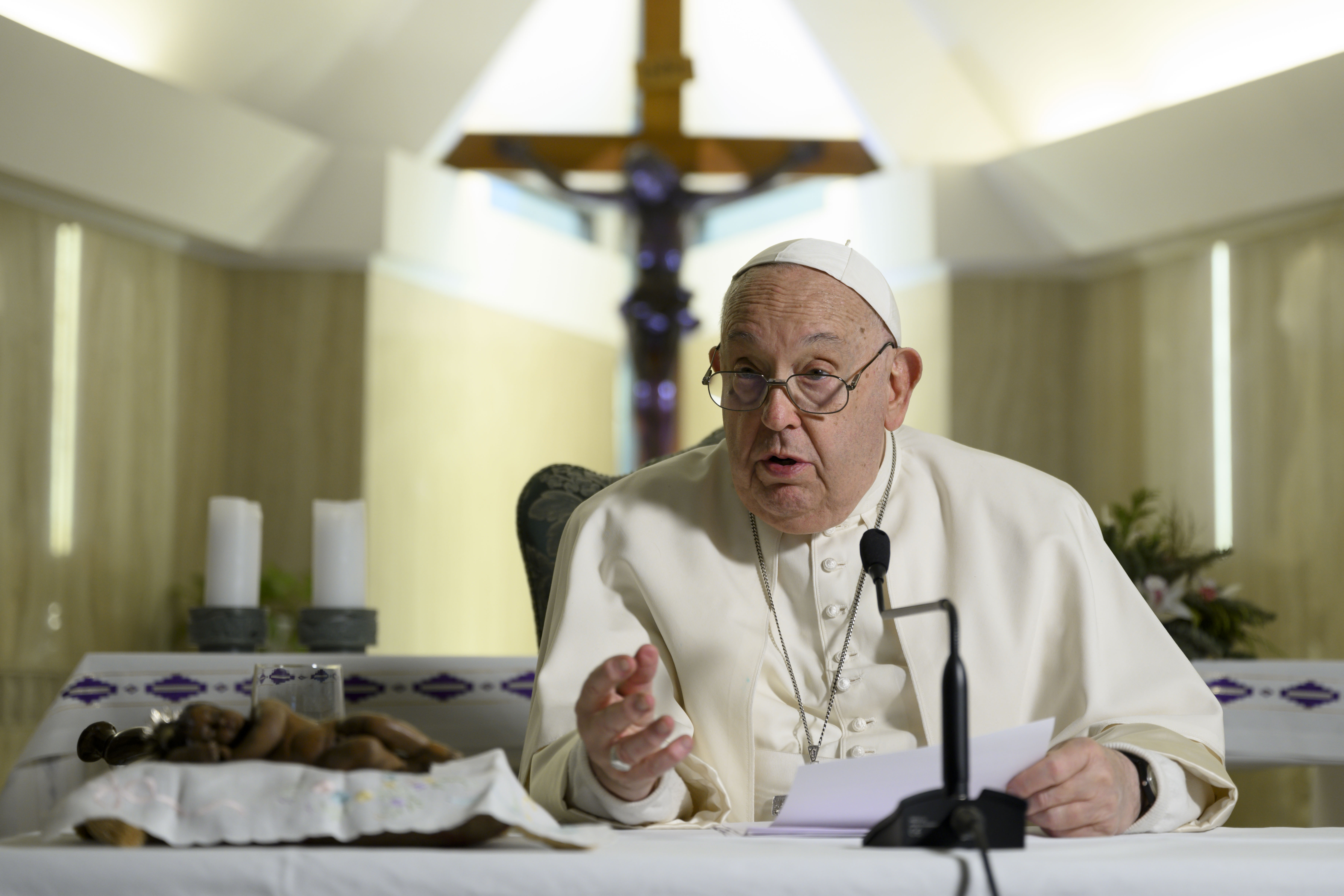 CIUDAD DEL VATICANO, 22/12/20224.- El papa Francisco preside este domingo el rezo del Ángelus dominical desde la capilla de su residencia vaticana, y no desde la ventana del Palacio Apostólico, para sanar un resfriado y como "precaución" antes de la Navidad. EFE/Simone Risoluti/Vatican Media SOLO USO EDITORIAL/SOLO DISPONIBLE PARA ILUSTRAR LA NOTICIA QUE ACOMPAÑA (CRÉDITO OBLIGATORIO)