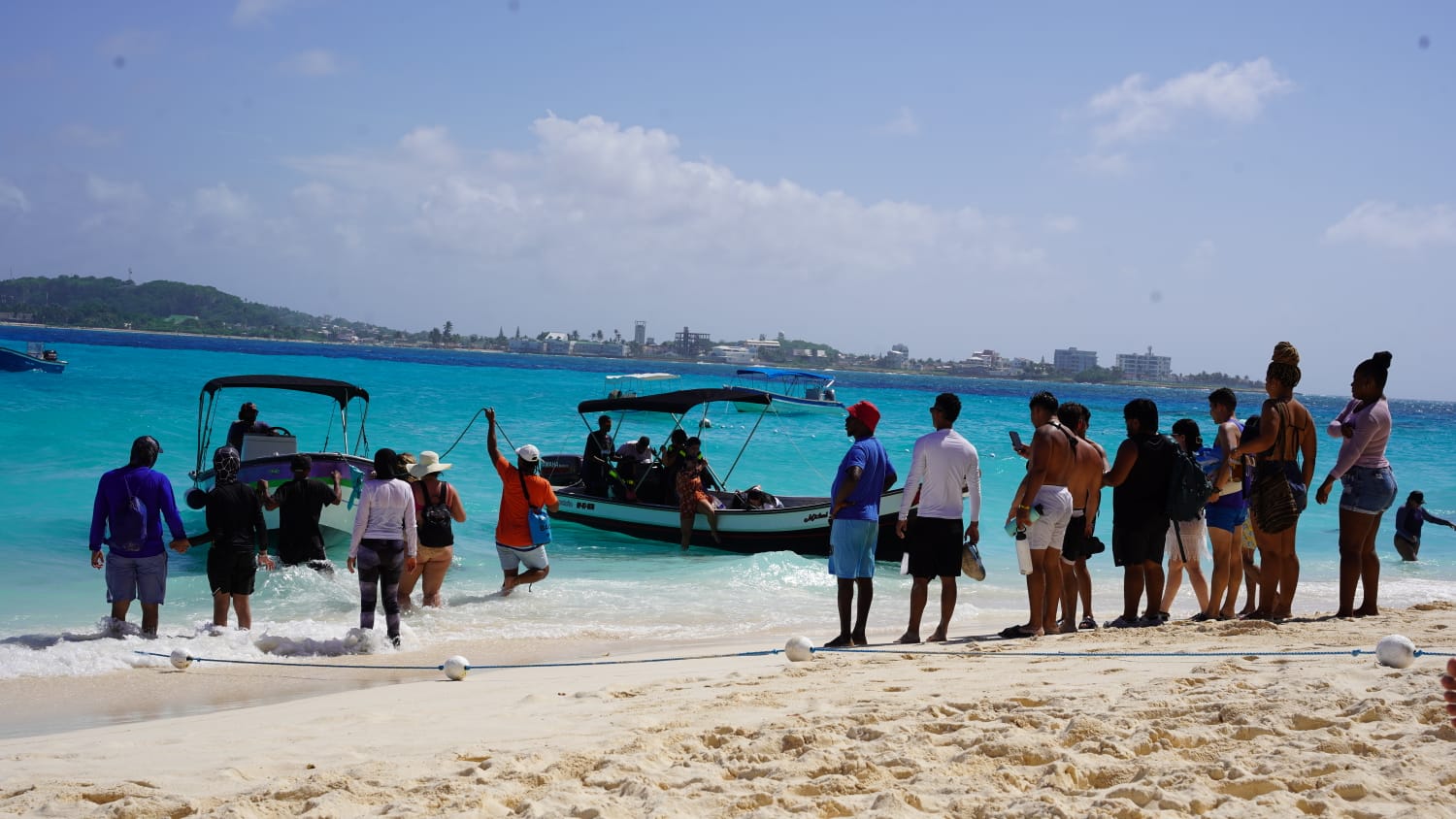 Migrantes haitianos, cubanos y venezolanos usan las lanchas turísticas y otras embarcaciones para trasladarse desde la isla de San Andrés, Colombia, hasta Bluefields, Nicaragua. Cortesía