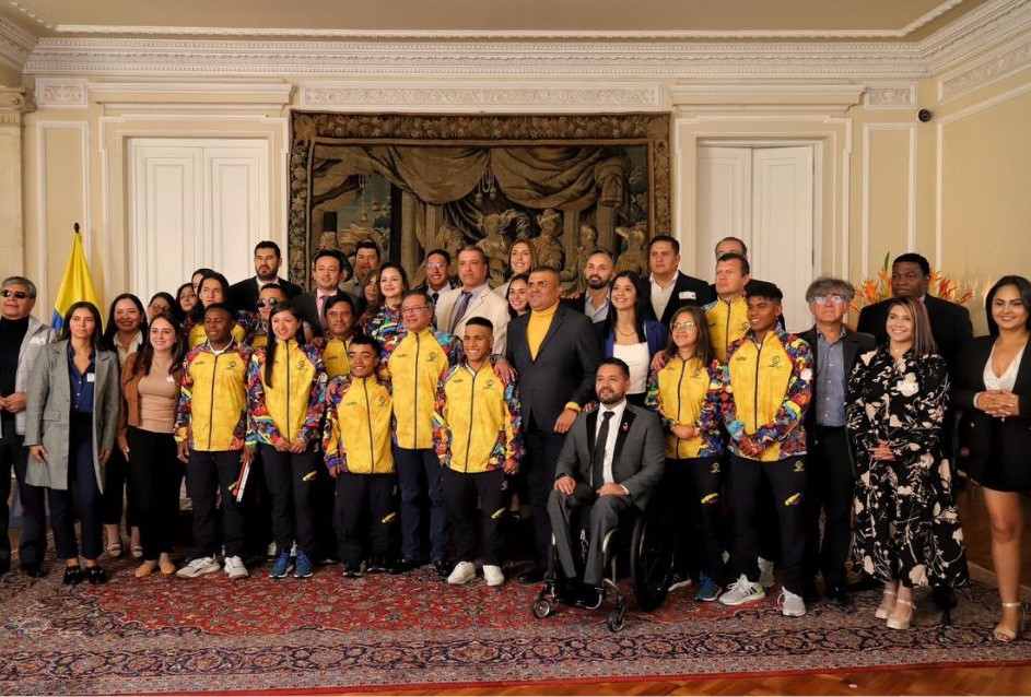 La delegación colombiana paralímpica recibió la bandera por parte del Gobierno