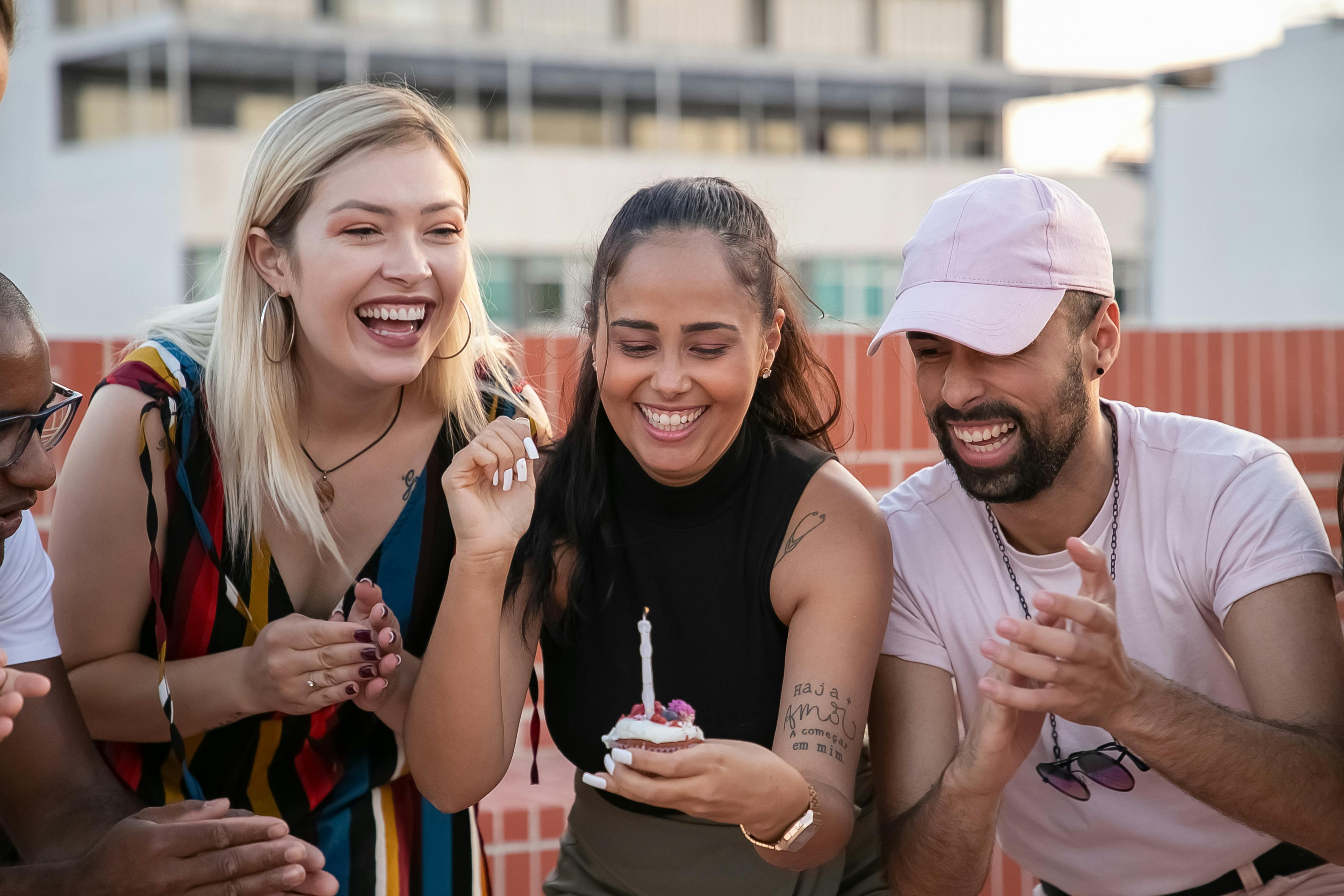 ¿Cómo hacen nuevos amigos los adultos? Esto dicen los expertos