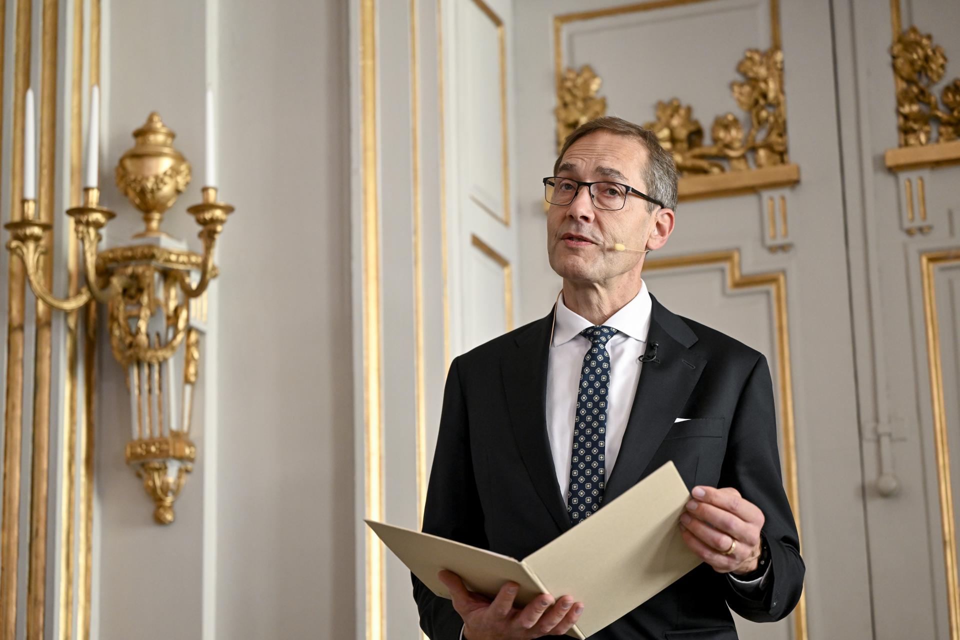 STOCKHOLM (Sweden), 09/10/2025.- Mats Malm, Permanent Secretary of the Swedish Academy, during the announcement of the 2025 Nobel Prize in Literature at Börshuset in Stockholm, Sweden, 09 October 2025. The 2025 Nobel Prize in Literature is awarded to Hungarian author Laszlo Krasznahorkai. (Suecia, Estocolmo) EFE/EPA/Henrik Montgomery/TT SWEDEN OUT