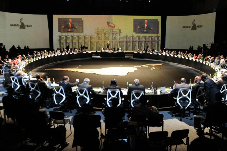 Celac se reúne por primera vez y homenajea a Chávez
