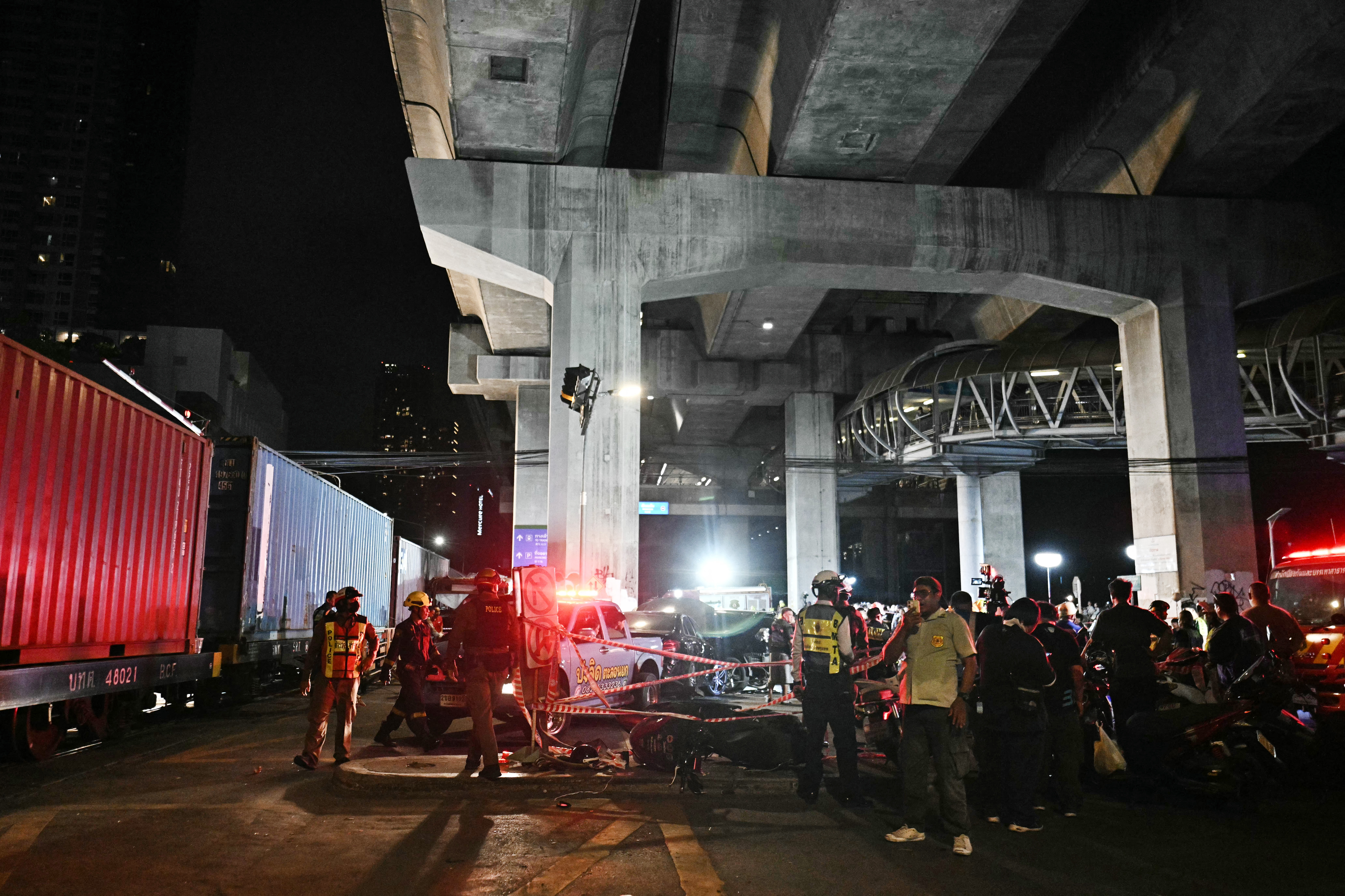 Al menos 8 muertos en Bangkok al colisionar un tren y un autobús