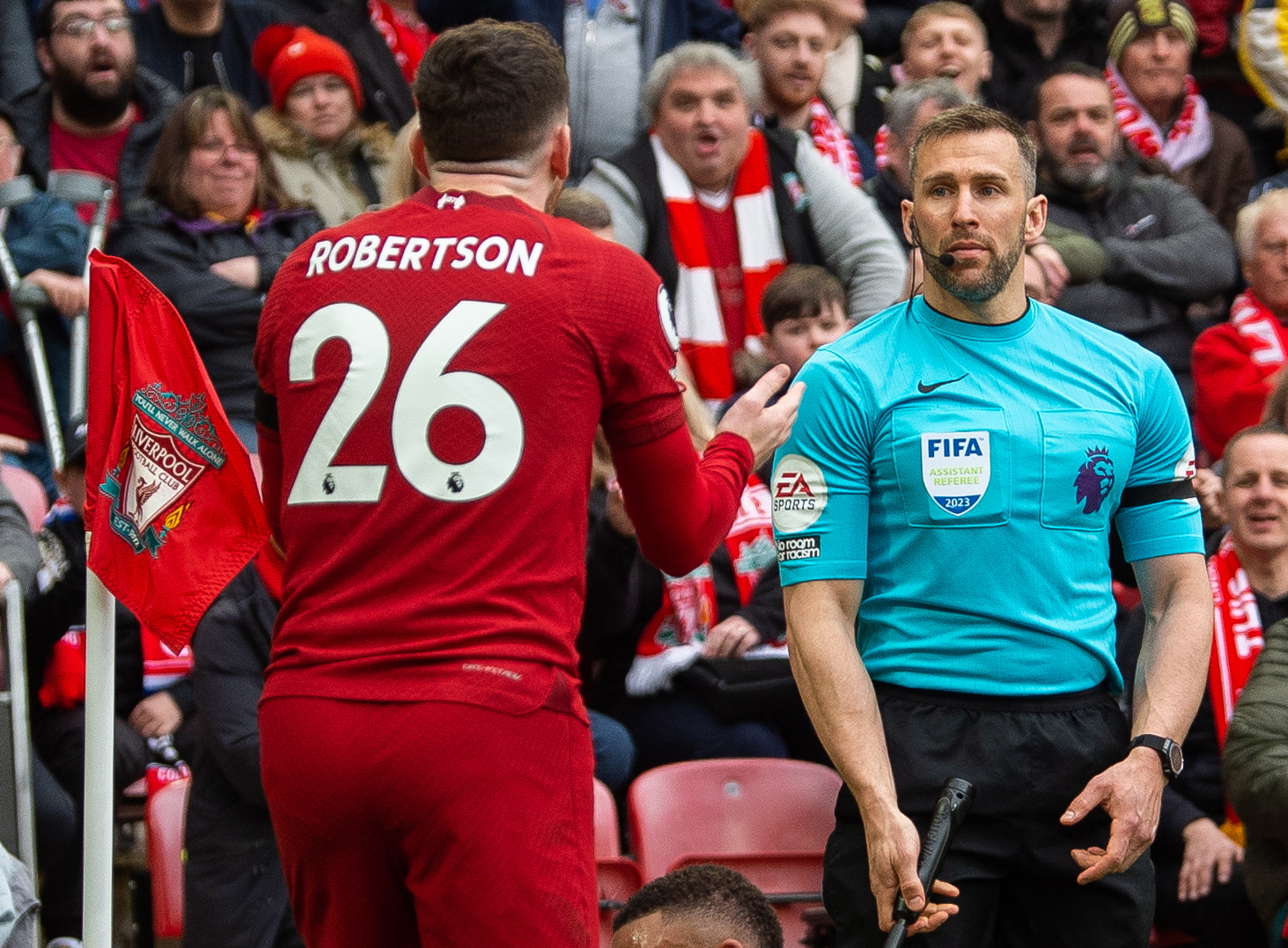 Árbitro que le dio un codazo a jugador de Liverpool fue suspendido