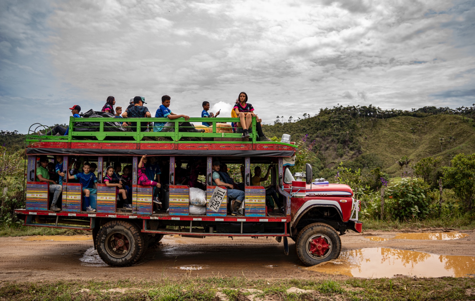Pobladores de la vereda La Plancha en Anorí, Antioquia, se dirigen a un partido de fútbol. La fotografía hace parte de la exposición 'Semillas de paz'.
