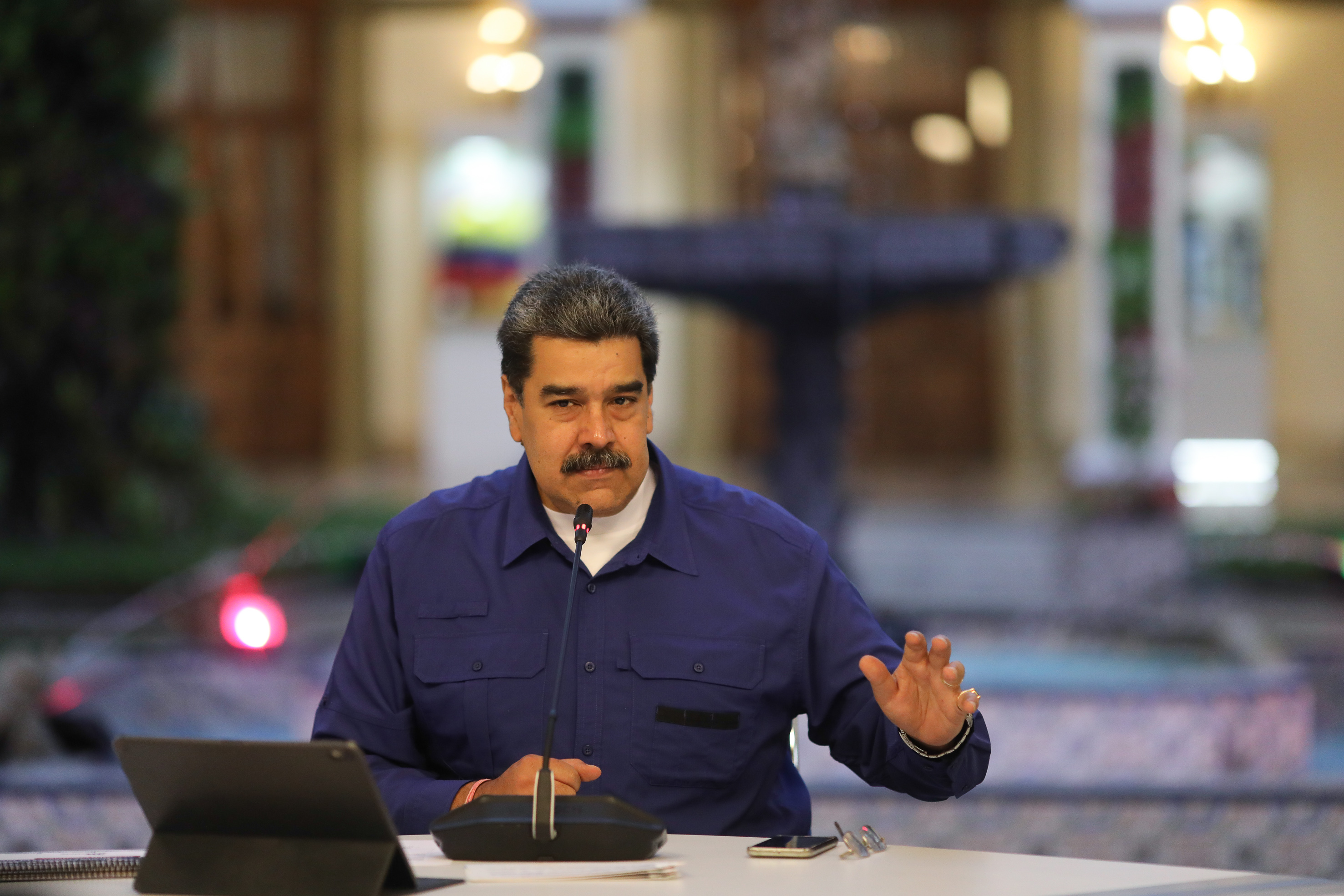 En giro radical, Maduro mira al mercado de valores de Venezuela