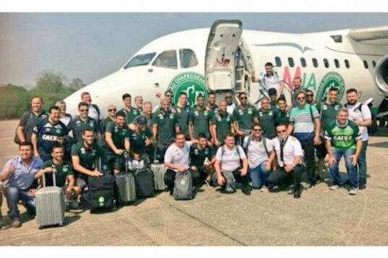 El equipo Chapecoense antes de abordar el avión de la aerolínea Lamia.