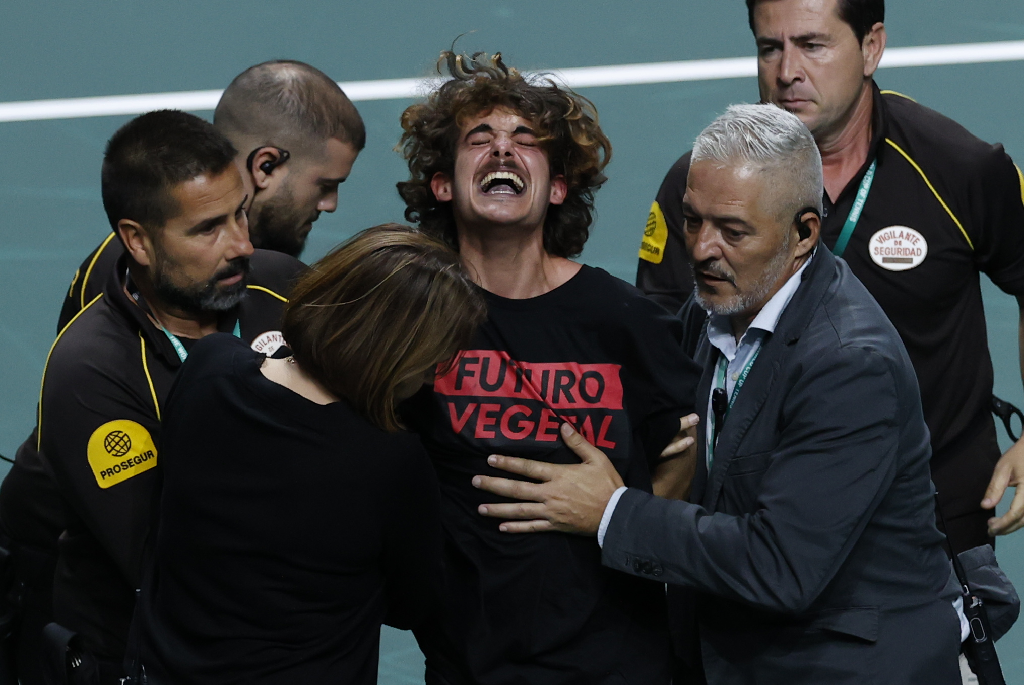 MÁLAGA, 23/11/2022.- Miembros de seguridad trasladan al espontáneo que ha salido a la pista del Palacio de Deportes José María Martín Carpena de Málaga donde el croata Borna Coric se enfrenta al español Roberto Bautista, en el partido de cuartos de final de la Copa Davis que disputan los equipos de Croacia y España, este miércoles. EFE/ Julio Munoz