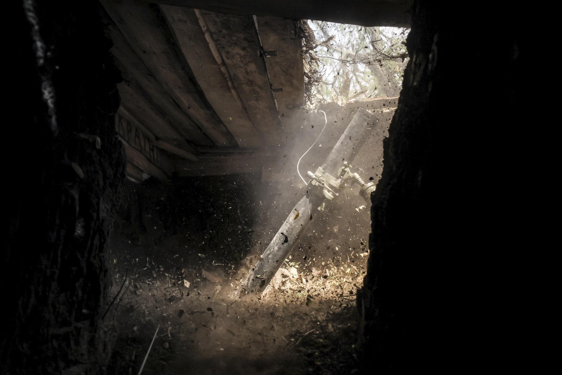 DONETSK (Ukraine), 29/05/2025.- A handout photo made available by the press service of the 24th Mechanized Brigade of Ukrainian Armed Forces, shows a 120mm mortar fired by the 2nd Rifle Battalion of the 24th Mechanised Brigade named after King Danylo, at the outskirts of Chasiv Yar in the Donetsk region , Ukraine, 27 May 2025 (issued 29 May 2025), amid the ongoing Russian invasion. (Rusia, Ucrania) EFE/EPA/UKRAINIAN 24 MECHANIZED BRIGADE / HANDOUT HANDOUT EDITORIAL USE ONLY/NO SALES