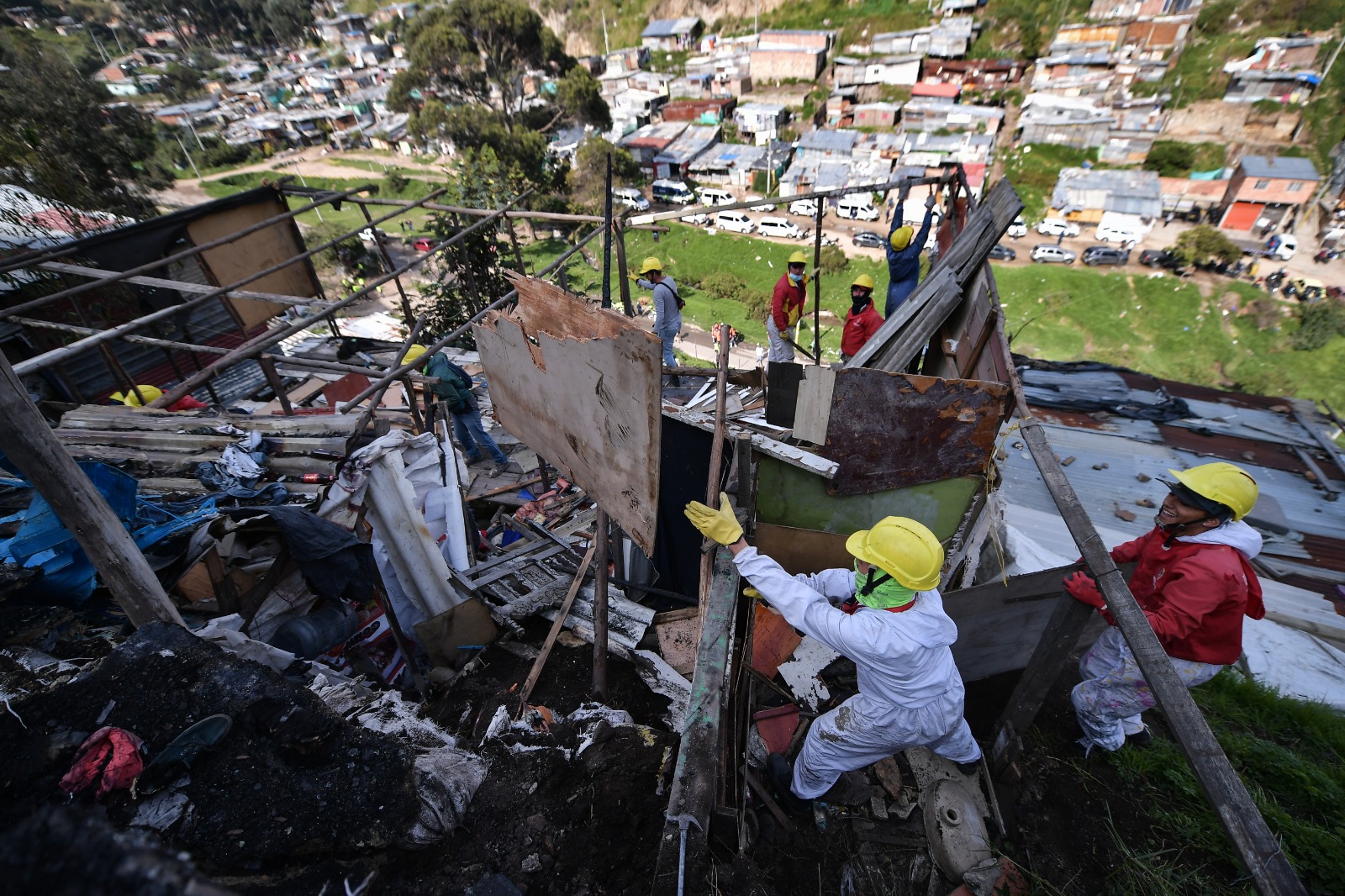 Desmantelan 28 viviendas  en Ciudad Bolívar por riesgo de deslizamiento
