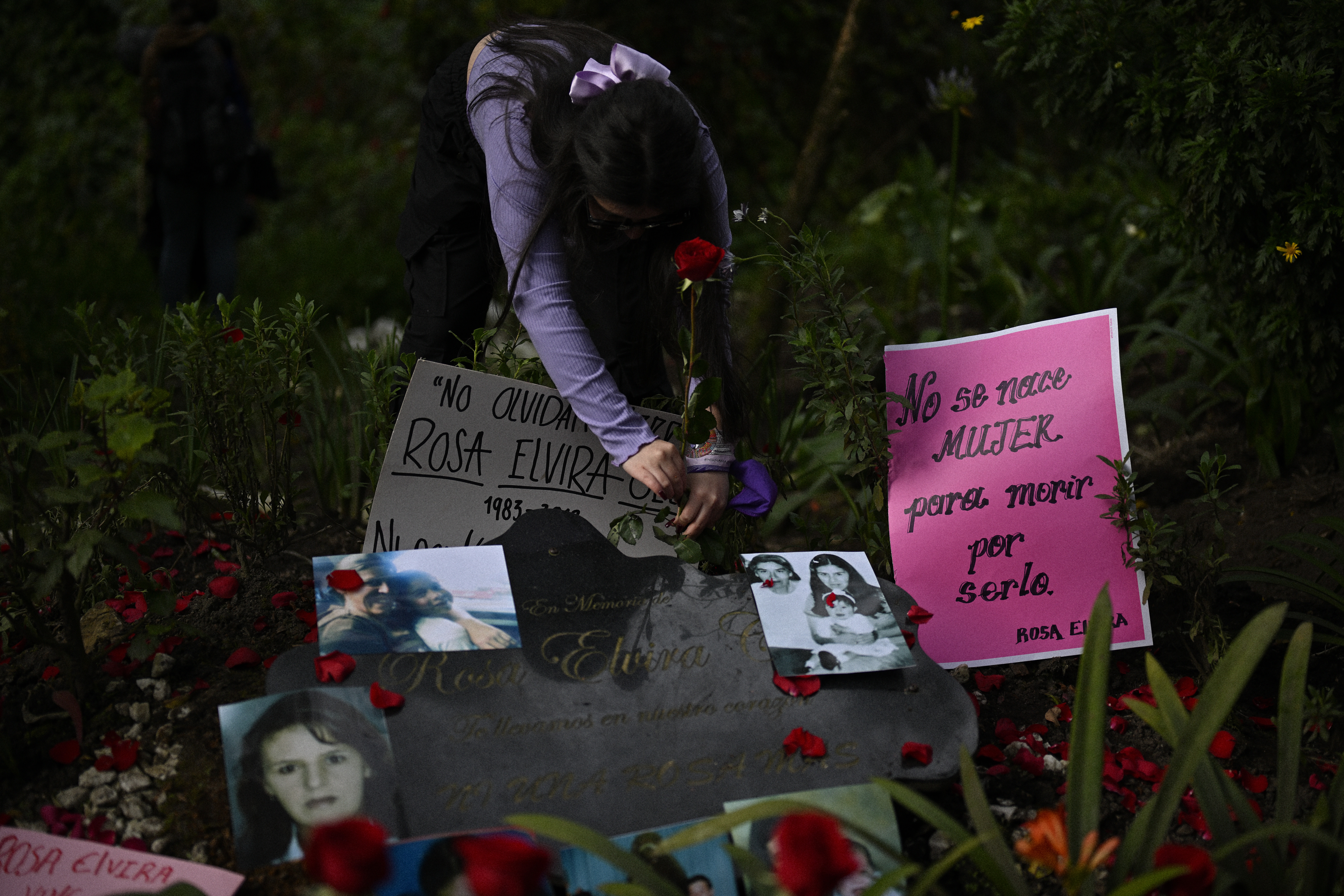 Juliana Cely se graduó como profesional dos días antes del homenaje y aniversario número 14 de la muerte de su mamá.  “Creo que la memoria de mi mamá me ha dado la resistencia y la resiliencia. Esta semana tuve muchas emociones encontradas porque quisiera que mi mamá estuviera presente y mi abuelita también, ella ya falleció. Es triste recibir este logro, que no es solo mío, sino también de mi mamá en el cielo. Siempre he tenido un lema en mi cabeza y es que siento que la conexión con mi mamá nunca se perdió. Ella, su memoria y todo lo que pasó con su historia me da fuerza, aunque muchas veces me haya querido rendir, porque la extraño”, dijo Juliana en diálogo con El Espectador.