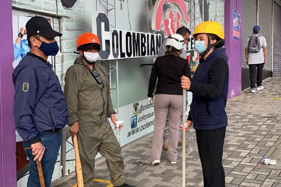Comerciantes en Bogotá defienden sus negocios ante la amenaza de saqueos