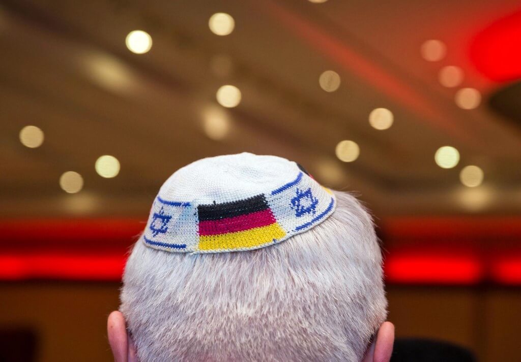 Funcionario alemán recomienda a los judíos no usar sus gorros por creciente antisemitismo