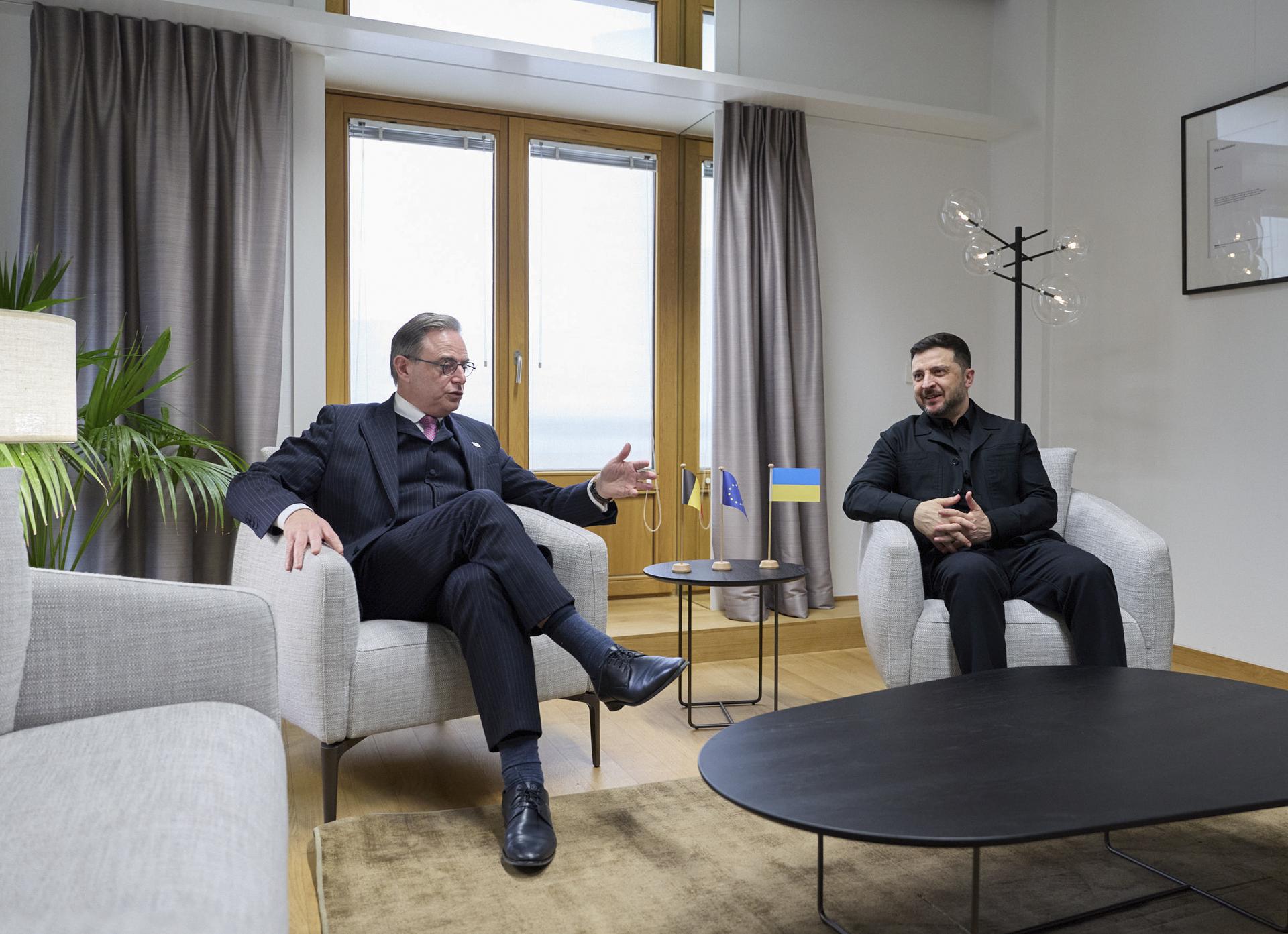 BRUSSELS (Belgium), 18/12/2025.- A handout photo made available by the Ukrainian Presidential Press Service shows Ukrainian President Volodymyr Zelensky (R) meeting with Belgian Prime Minister Bart De Wever (L) in Brussels, Belgium, 18 December 2025. President Zelensky thanked Belgium and the Belgian people for their support for Ukraine from the very beginning of the full-scale war and separately noted Belgium’s contribution to the PURL initiative, as the Ukrainian president's official site reports. EU leaders are meeting to discuss the latest developments in Ukraine, the EU's next multiannual financial framework, the EU enlargement process, and the geoeconomic situation in the European Union. (Bélgica, Ucrania, Bruselas) EFE/EPA/PRESIDENTIAL PRESS SERVICE / HANDOUT HANDOUT EDITORIAL USE ONLY/NO SALES