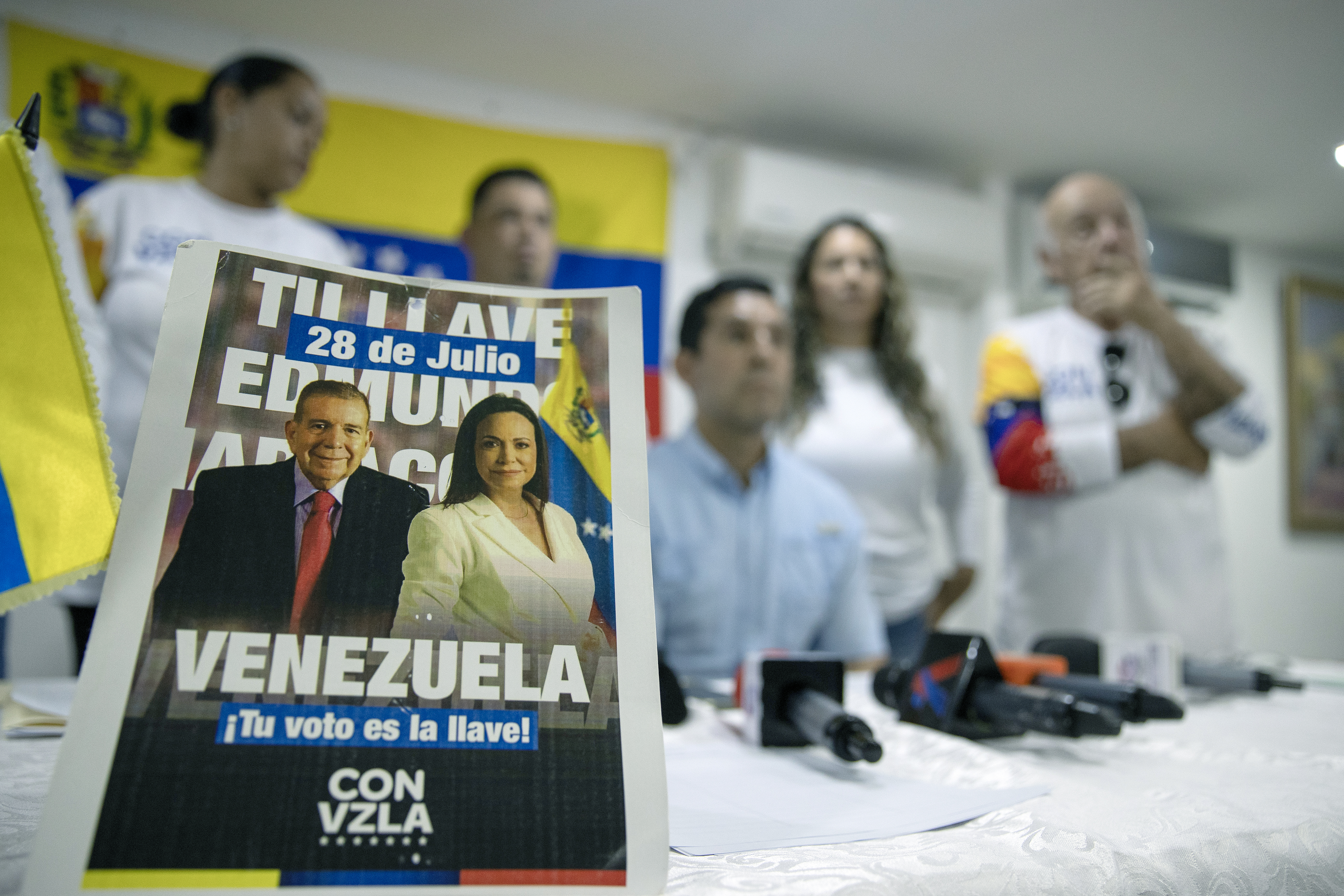 AME6884. SANTO DOMINGO (REPÚBLICA DOMINICANA), 31/07/2024.- Fotografía que muestra un cartel del candidato presidencial de la oposición en los comicios del pasado fin de semana en Venezuela, Edmundo González Urrutia, durante una rueda de prensa este miércoles en Santo Domingo (República Dominicana). El comando de campaña en República Dominicana de Edmundo González Urrutia, el candidato presidencial de la oposición en los comicios del pasado fin de semana en Venezuela, agradeció este miércoles la implicación del jefe de Estado dominicano, Luis Abinader, a favor de la transparencia en el proceso electoral de su país, en el que se dio como ganador a Nicolás Maduro. EFE/Orlando Barría